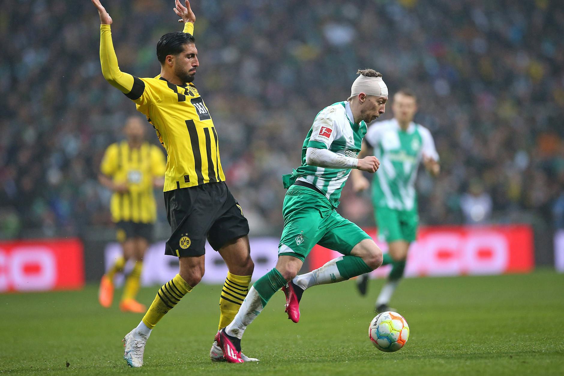 Mitchell Weiser mache auch mit Turban Tempo für Werder Bremen im Spiel gegen Borussia Dortmund. 