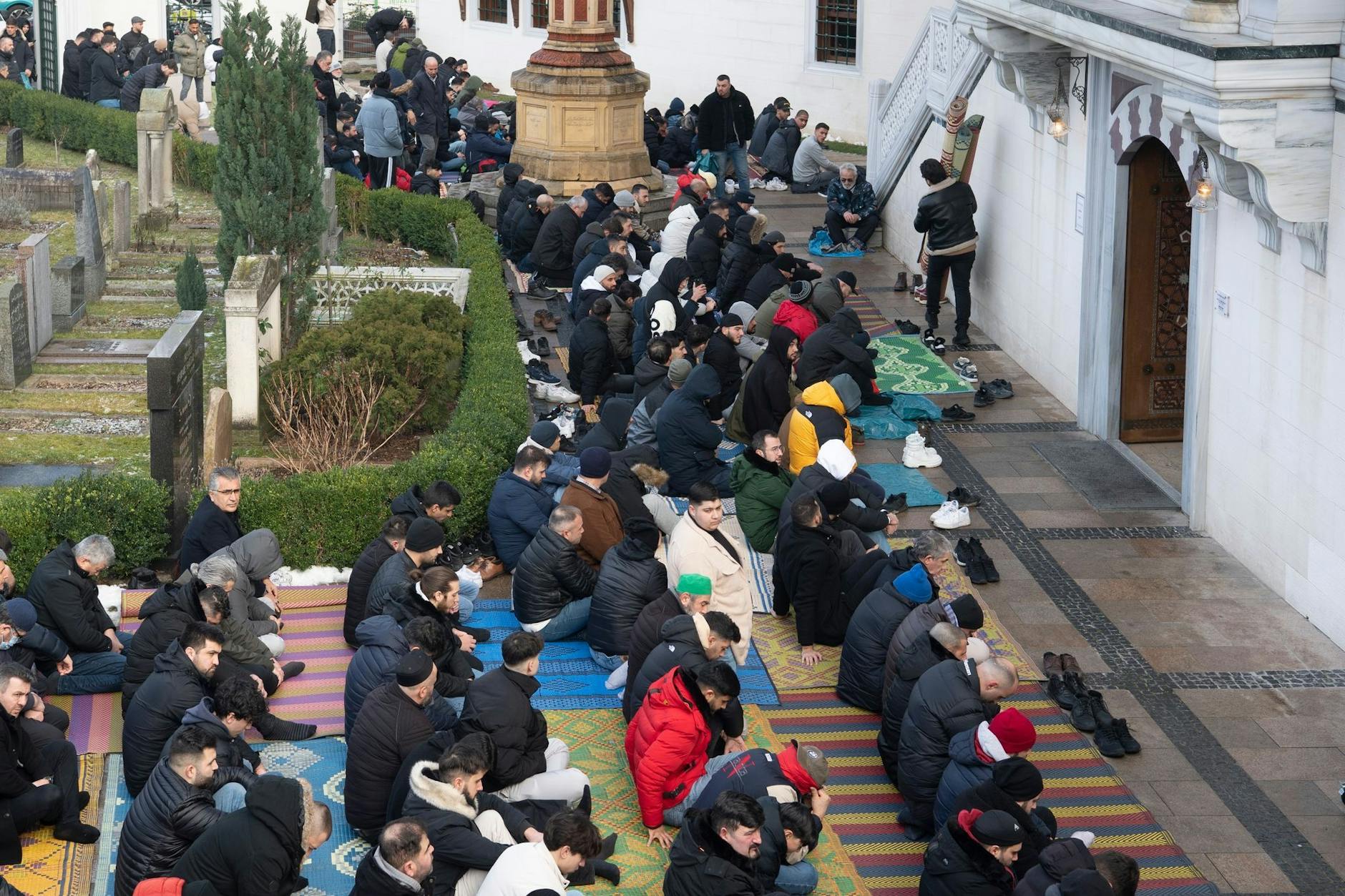 Zahlreiche Menschen nehmen am Freitagsgebet in der Sehitlik-Moschee teil.