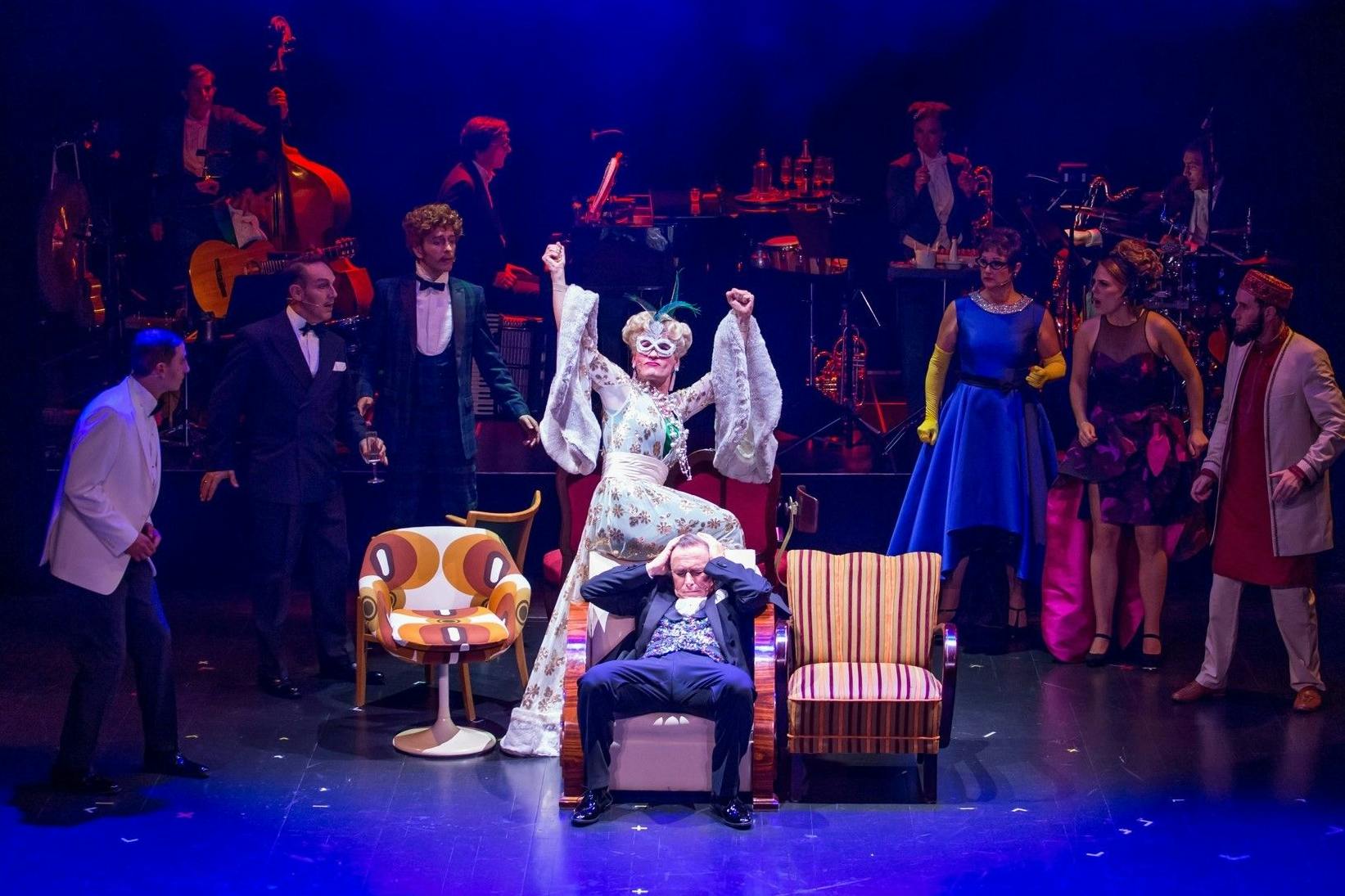 Weltbekannt als die Geschwister Pfister: der Rentier Gabriel von Eisenstein (Tobias Bonn) mit Gattin Rosalinde (Christoph Marti) nebst Ensemble in „Die Rache der Fledermaus“ in der Komischen Oper.