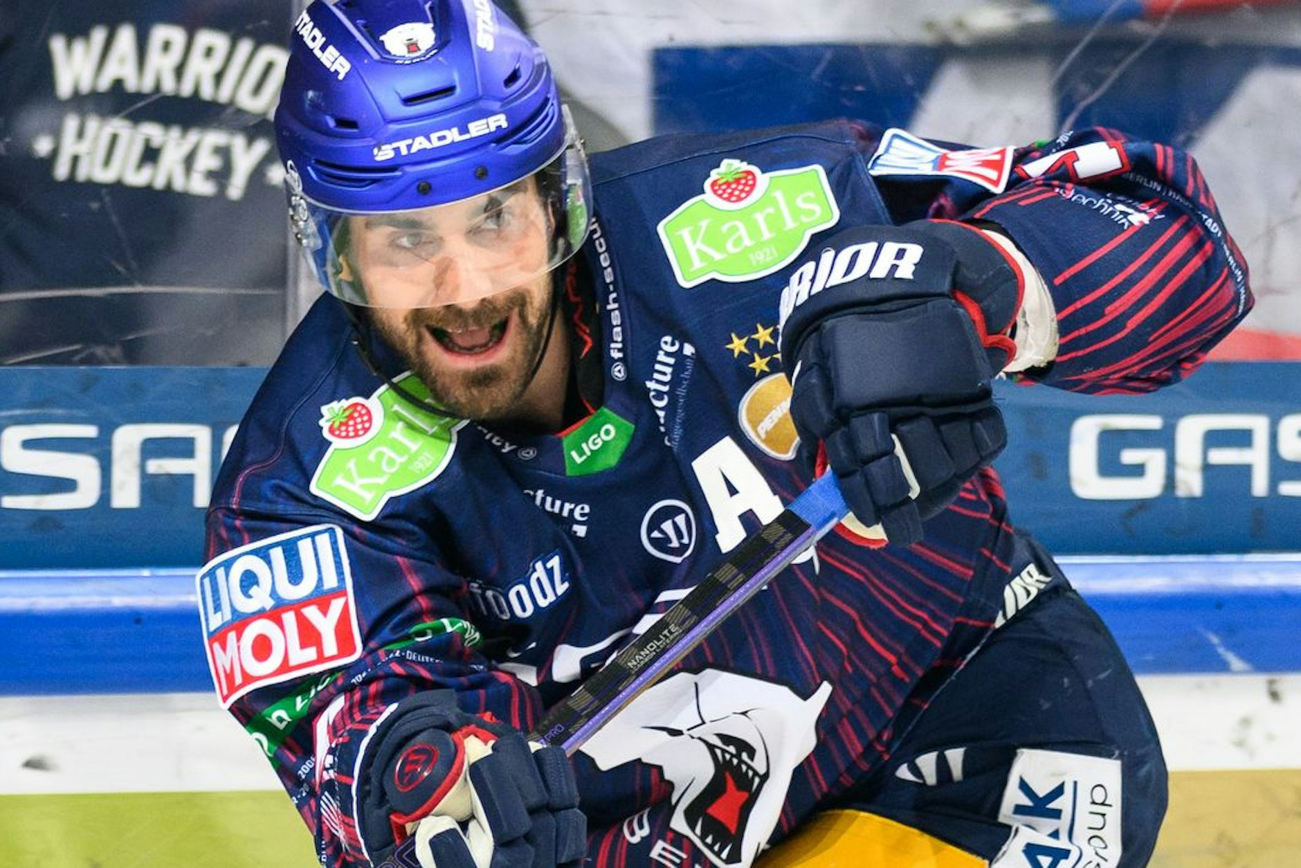 Mund auf und drauf: Morgan Ellis gibt alles, kann den Eisbären in dieser Saison aber auch nicht die nötige Stabilität liefern.