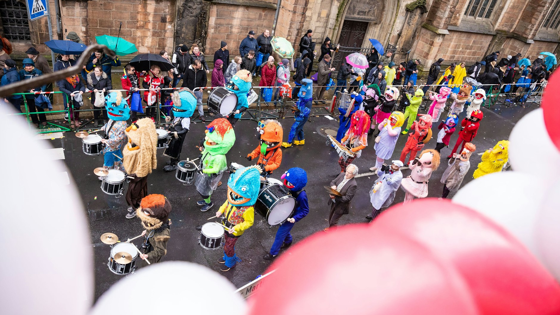 Ein Spielmannszug beim Braunschweiger Karnevalsumzug „Schoduvel“. Zum ersten Mal seit 2020 gibt es in Niedersachsen wieder Straßenkarneval.