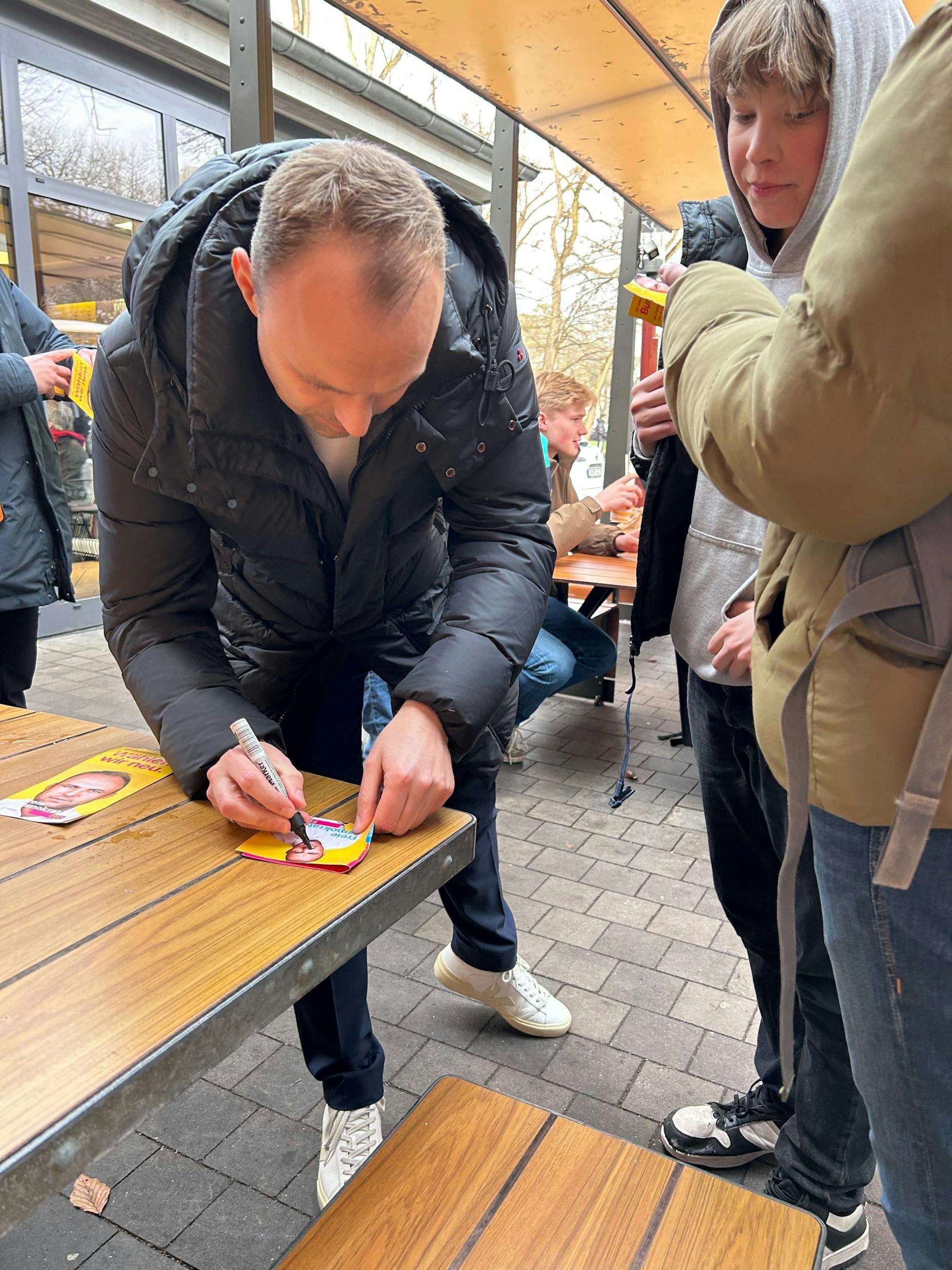 Sebastian Czaja teilt Autogramme aus.