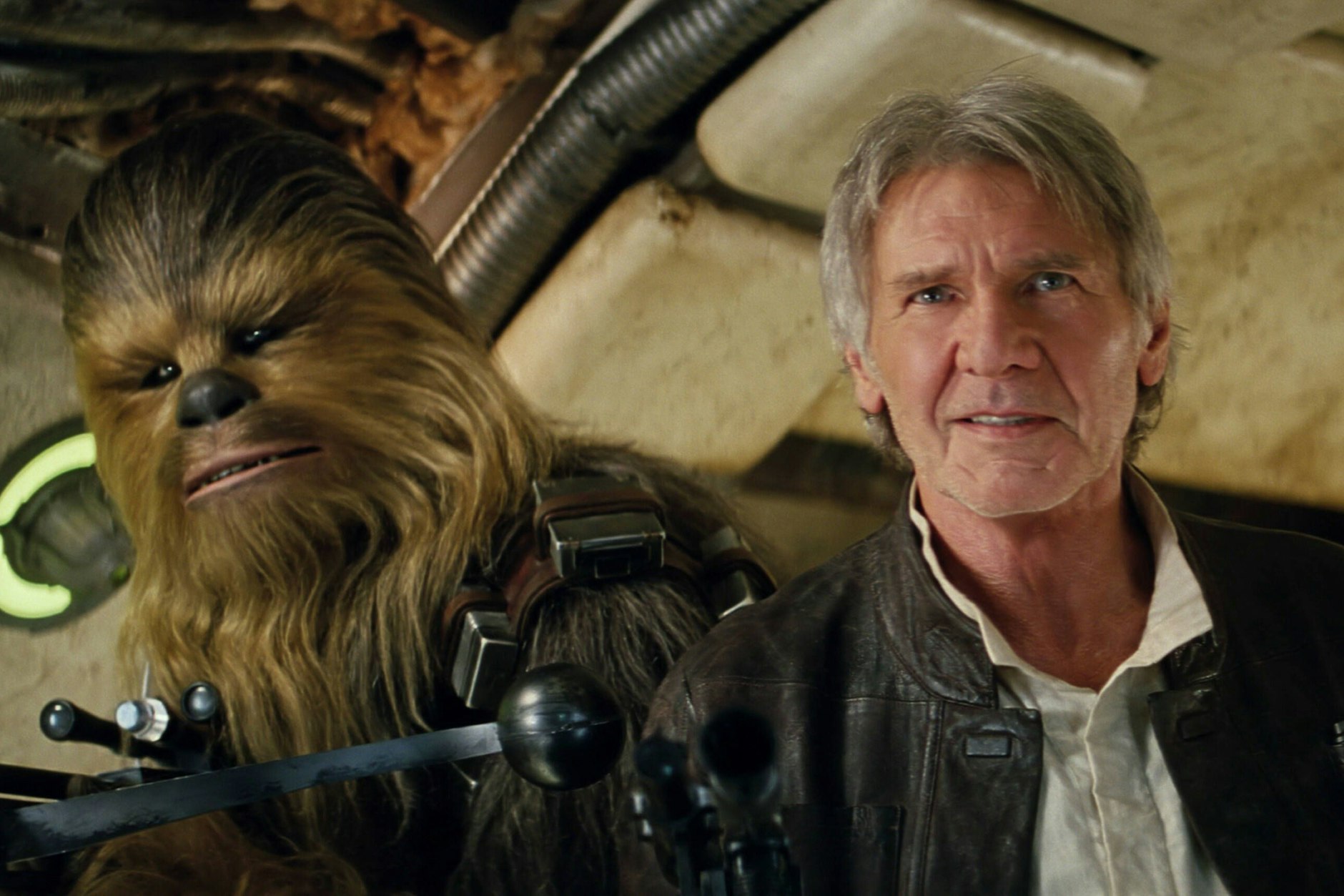 Peter Mayhew als Chewbacca und Harrison Ford als Han Solo im Jahr 2015 in „Star Wars: Das Erwachen der Macht“.