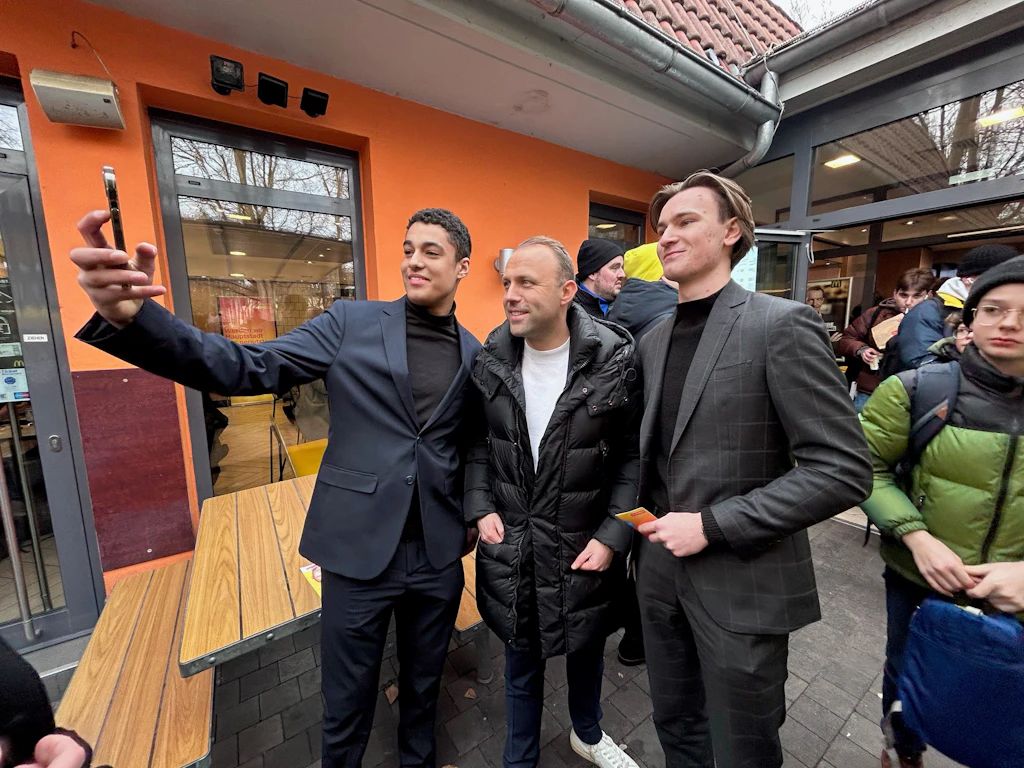 Burgermeister: Sebastian Czaja von der FDP verteilt gratis McDonald’s-Burger in Zehlendorf