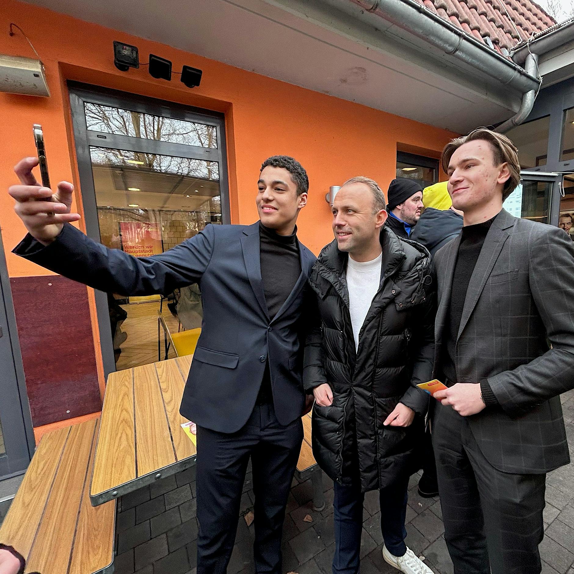 Burgermeister: Sebastian Czaja von der FDP verteilt gratis McDonald’s-Burger in Zehlendorf