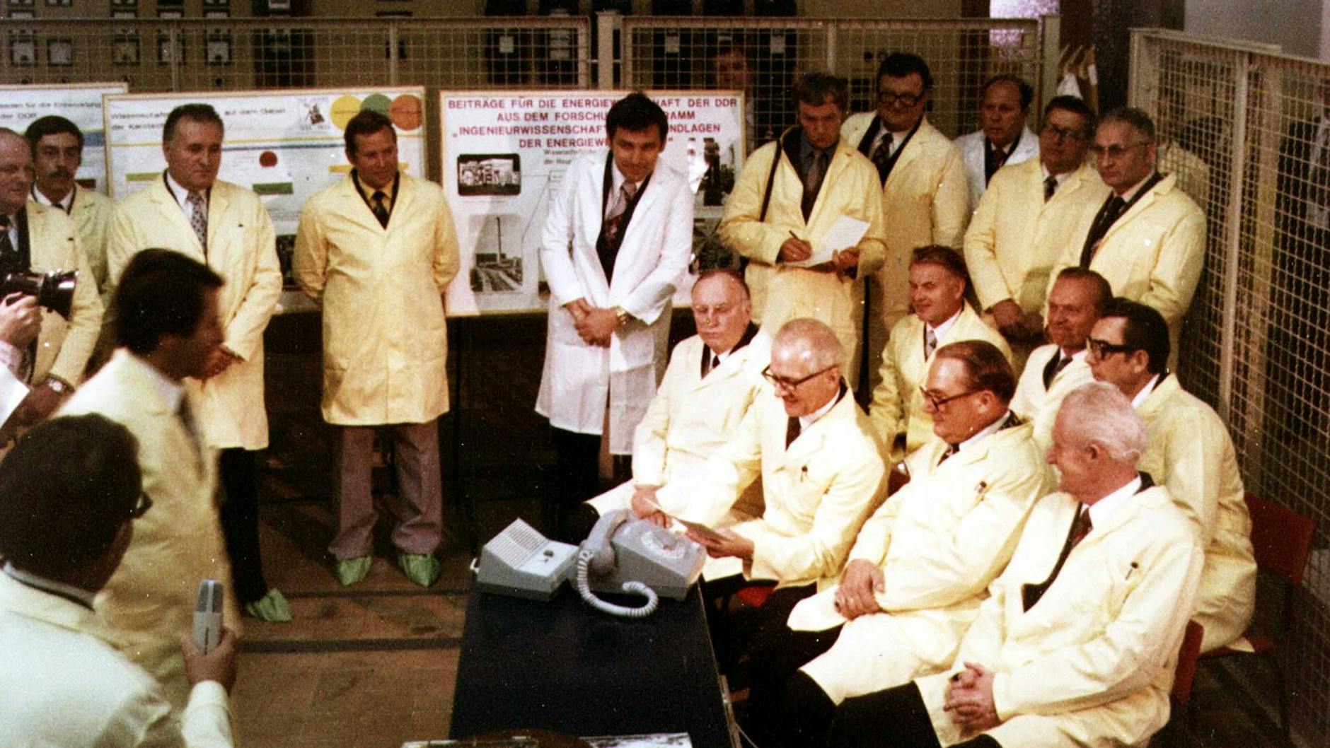 1978 wird der Atomforschungsreaktor der Technischen Universität Dresden in Betrieb genommen. Im Mittelpunkt: Erich Honecker, Generalsekretär der SED. Hans Modrow, damals Erster Sekretär der SED-Bezirksleitung in Dresden, musste mit einem Platz in der zweiten Reihe (3.v.r.) vorlieb nehmen.