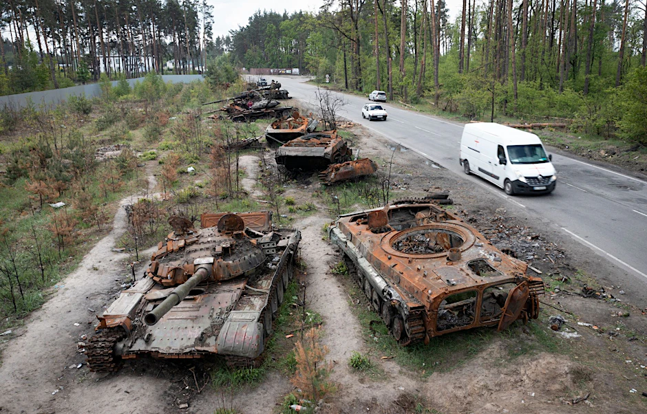 Zerstört und zurückgelassen: Russische Panzer, die bei einem Gefecht gegen ukrainische Soldaten in dem Dorf Dmytriwka in der Nähe von Kiew eingesetzt wurden, stehen am Straßenrand.&nbsp;