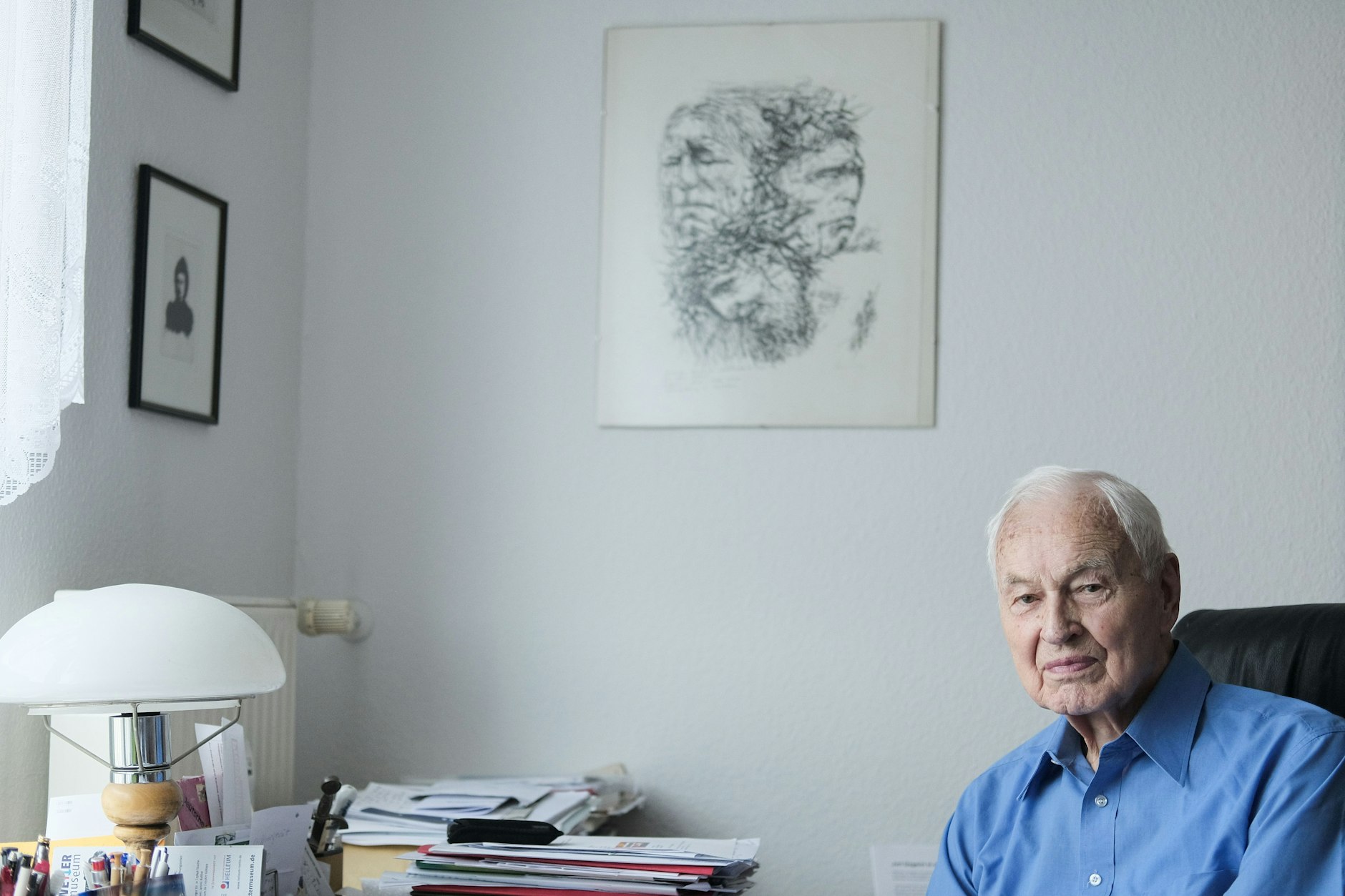 Hans Modrow im Juli 2021 an seinem Schreibtisch.