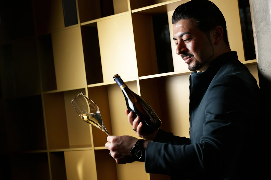 Serhat Aktas organisiert Siegerehrung Berliner Wein-Cups im Restaurant the CORD
