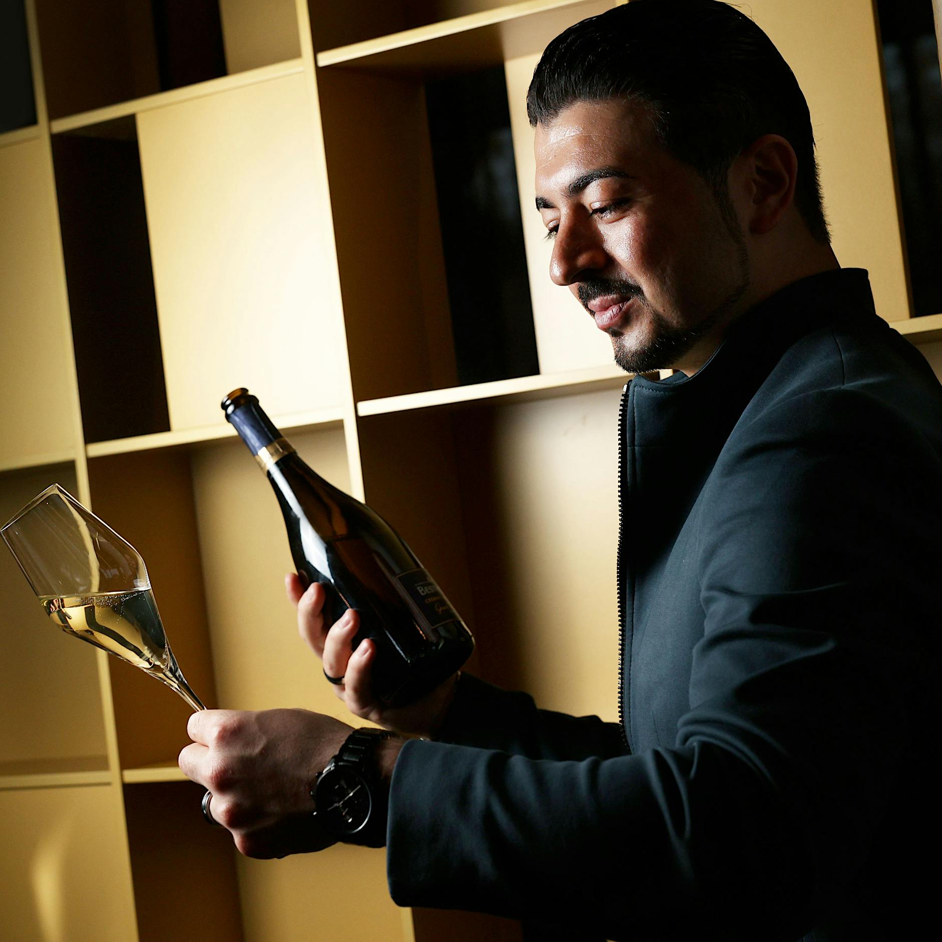 Serhat Aktas organisiert Siegerehrung Berliner Wein-Cups im Restaurant the CORD
