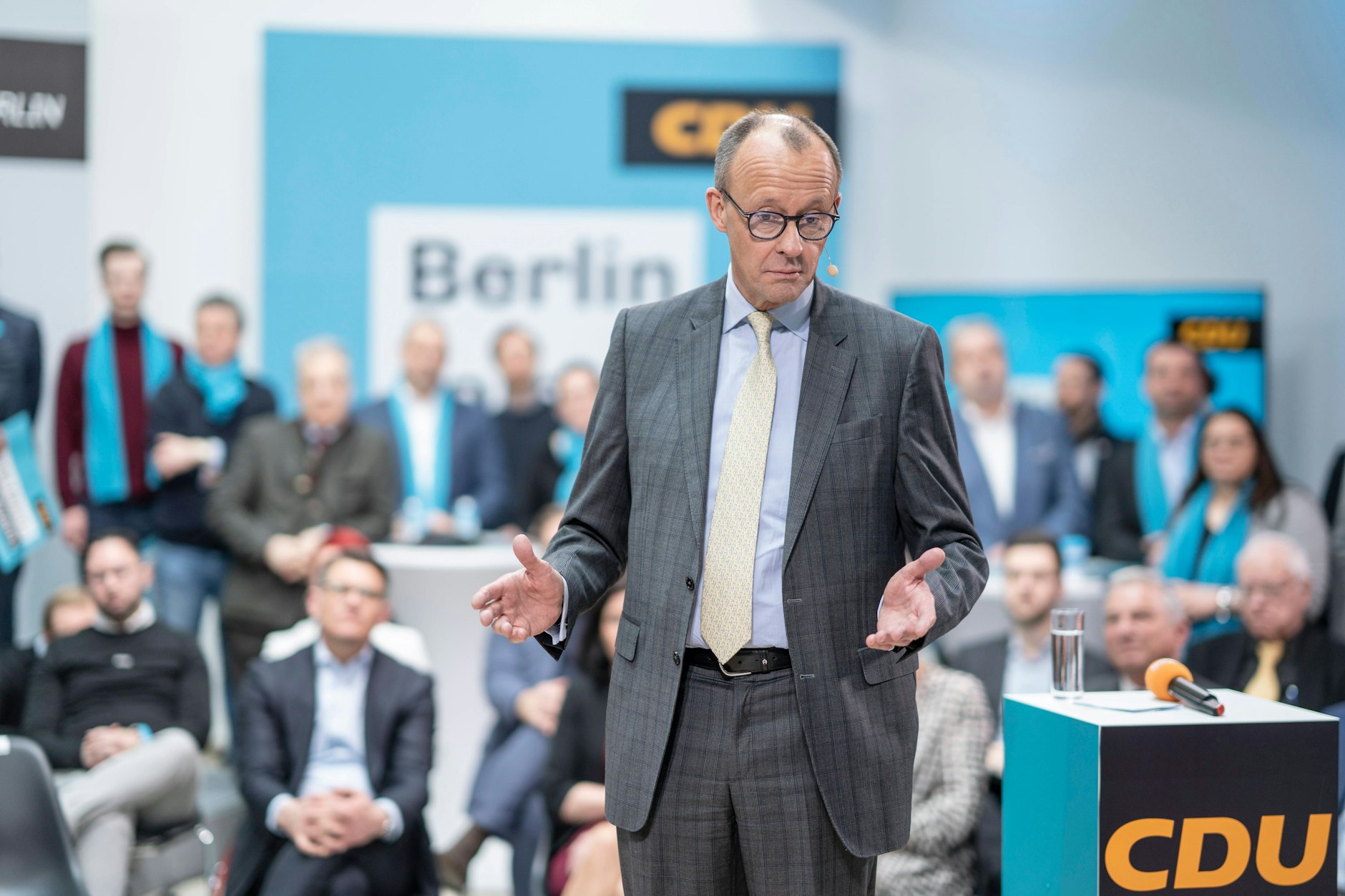 CDU-Chef Friedrich Merz hatte sich in den Berliner Wahlkampf eingeschaltet und sorgt mit umstrittenen Äußerungen für Kontroversen.