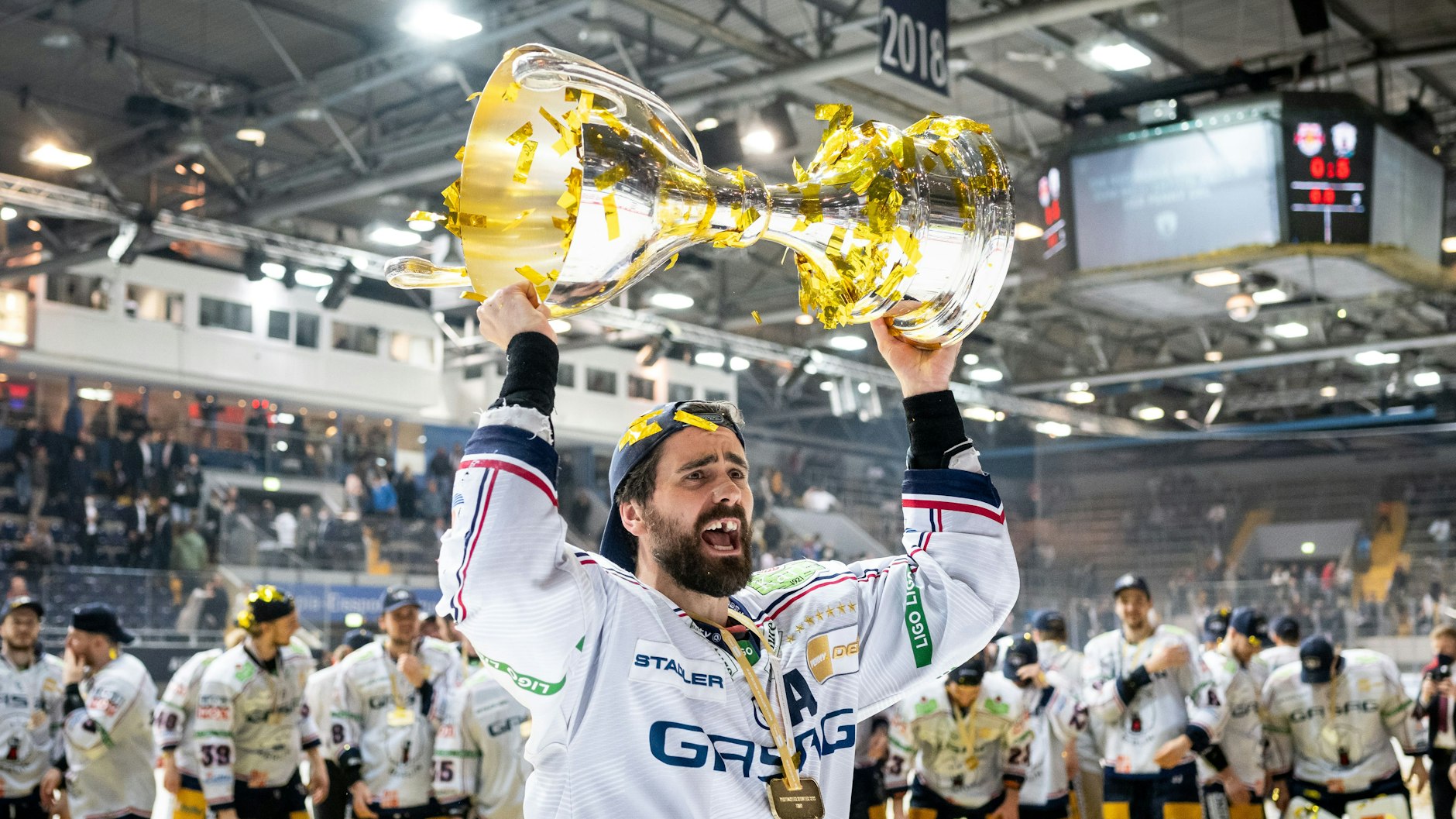 Am 4. Mai 2022 stemmt Eisbär Morgan Ellis nach dem vierten Finale in München den Meister-Pokal.