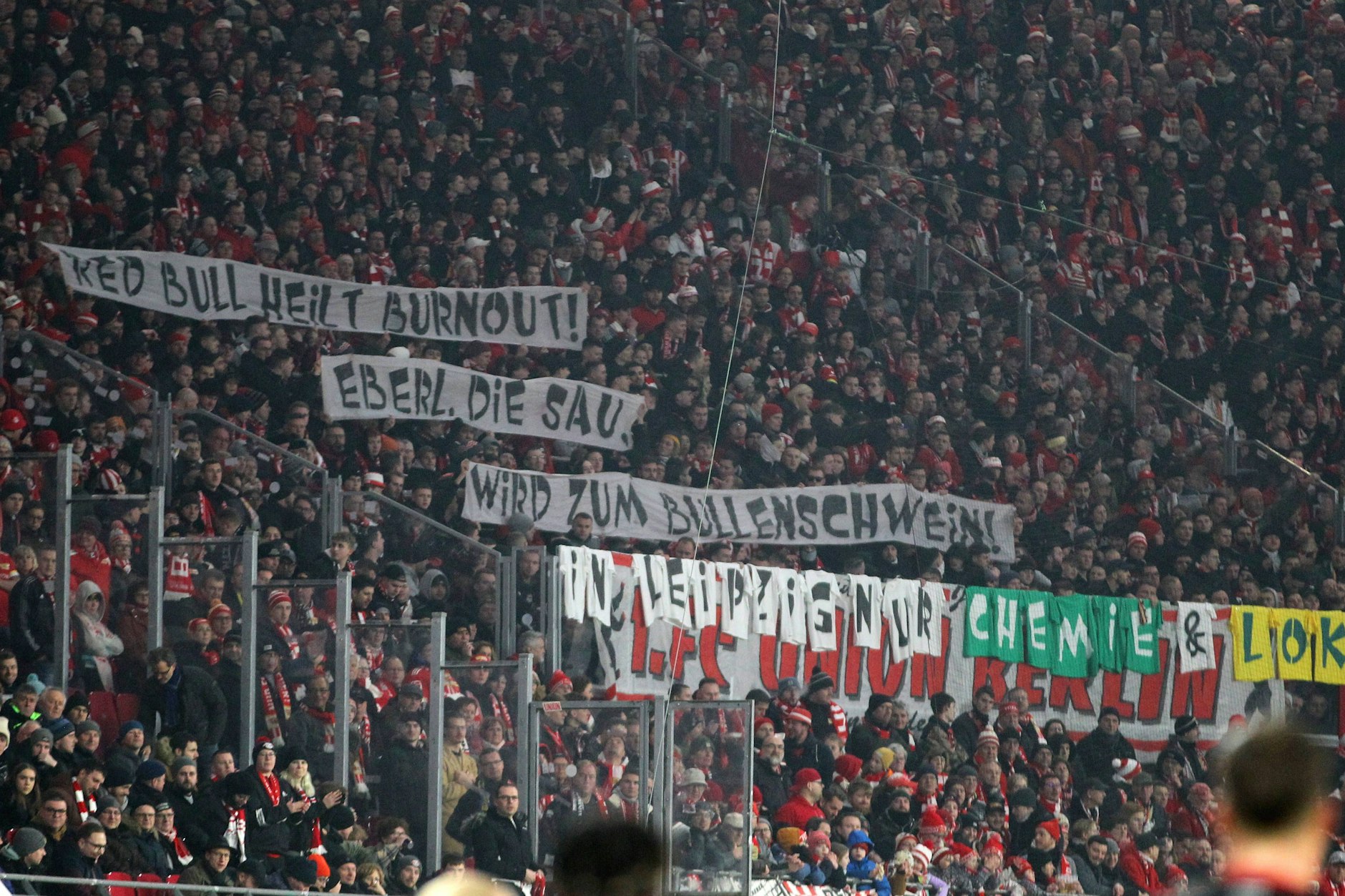 Daneben: Einigen Fans des 1. FC Union verunglimpfen RB-Boss Max Eberl beim Gastspiel in Leipzig.
