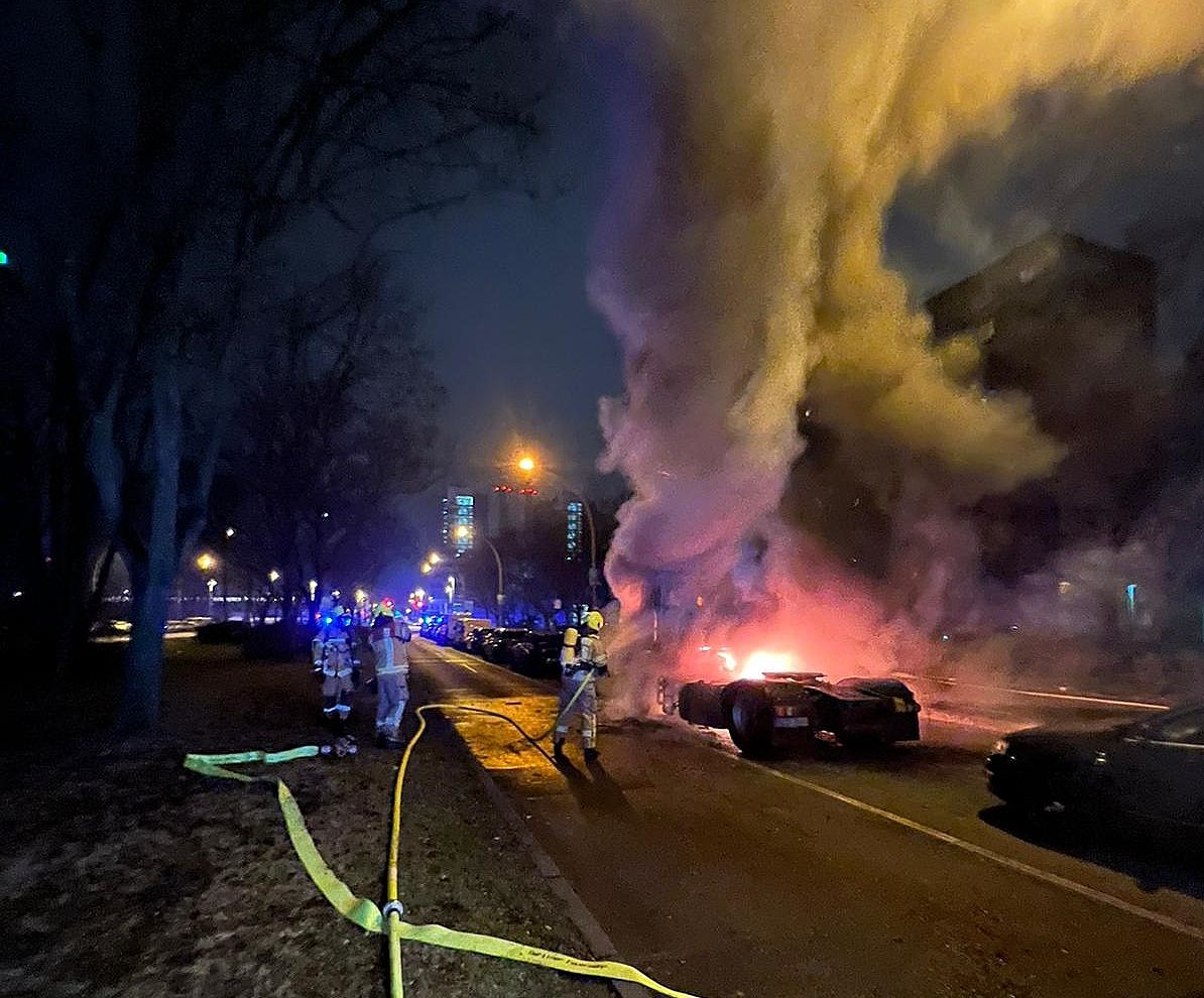 Berlin-Mitte: Lkw Brennt Lichterloh, Flammen Greifen über