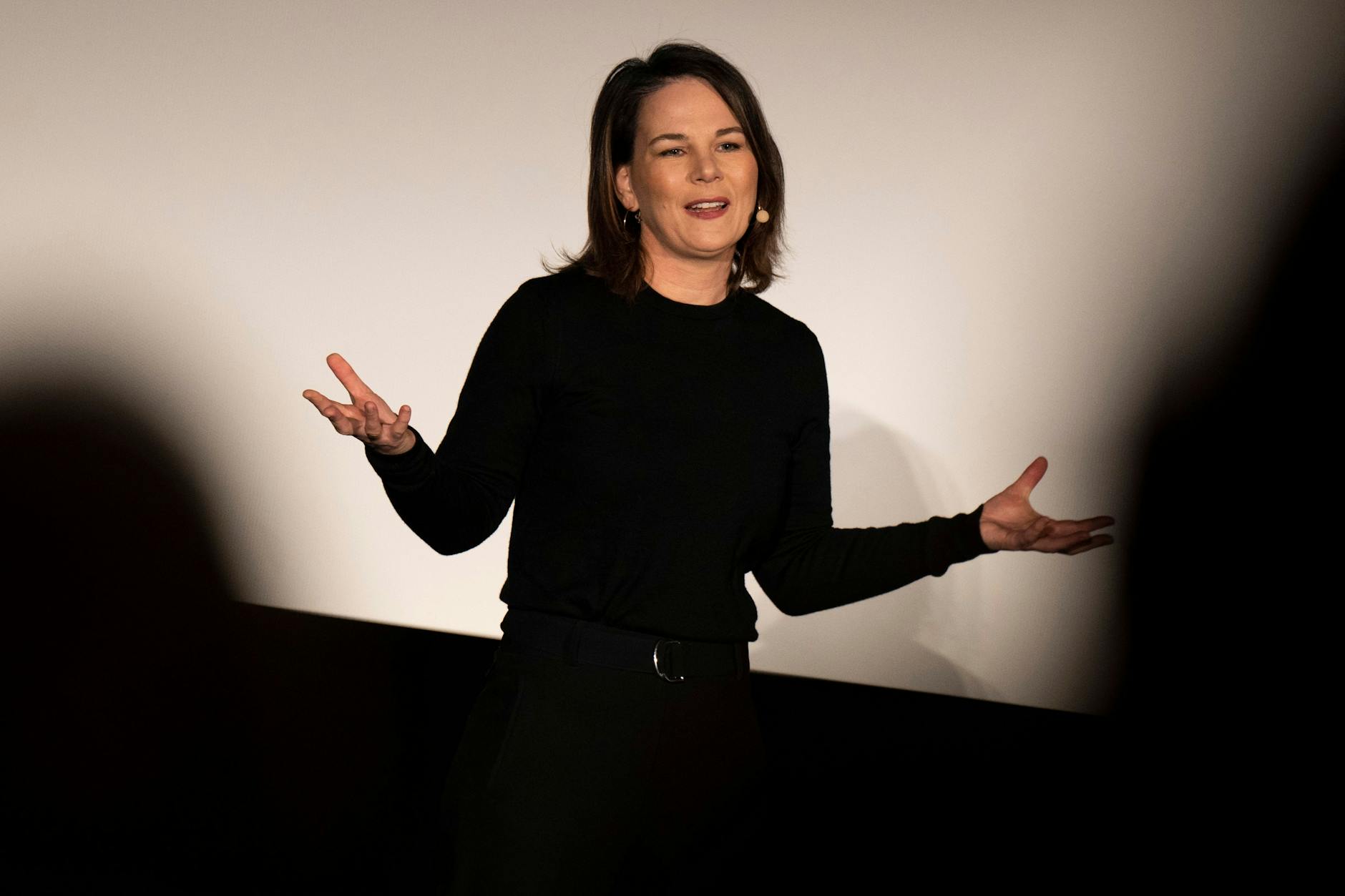 Annalena Baerbock (Bündnis 90/Die Grünen), Außenministerin, spricht bei der Wahlveranstaltung ihrer Partei vor der Wiederholungswahl zum Berliner Abgeordnetenhaus auf der Bühne.