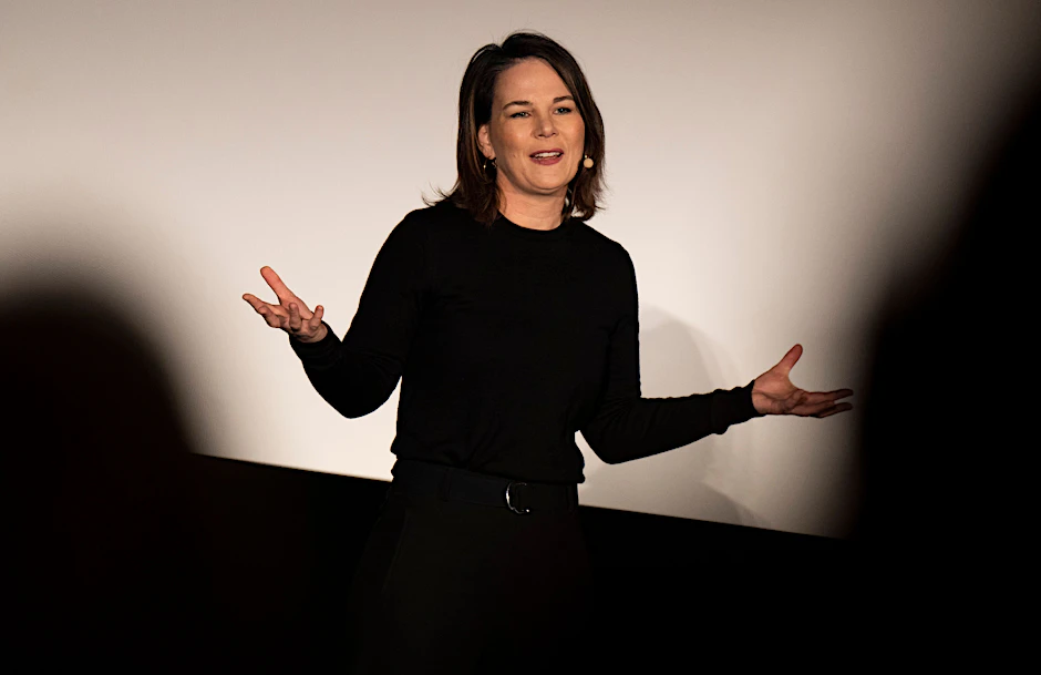 Annalena Baerbock (Bündnis 90/Die Grünen), Außenministerin, spricht bei der Wahlveranstaltung ihrer Partei vor der Wiederholungswahl zum Berliner Abgeordnetenhaus auf der Bühne.