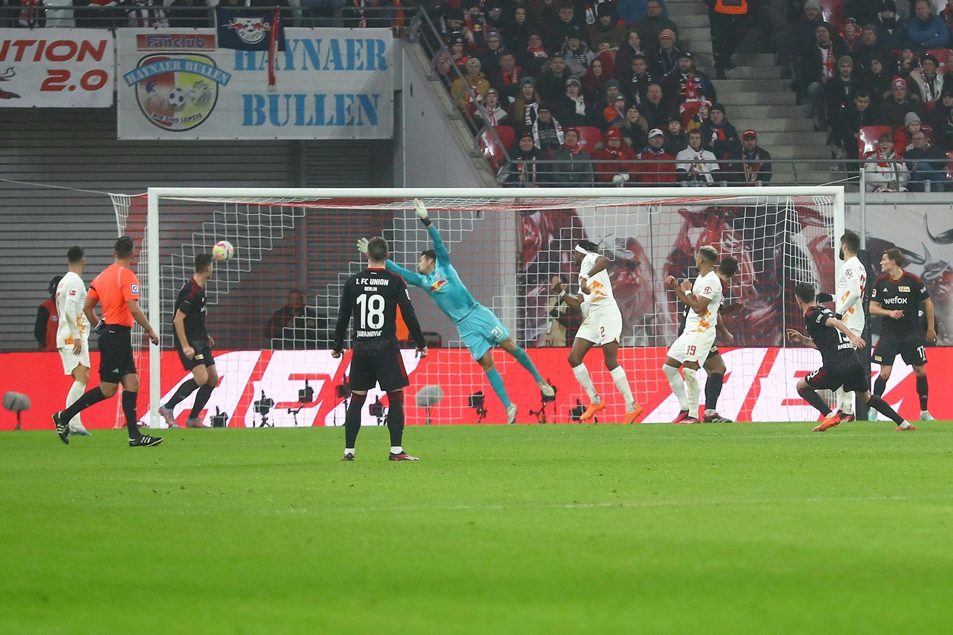 Der Haberer-Hammer: Der Mittelfeldmann (3.v.r) trifft per Traumtor für den 1. FC Union zum 1:1 bei RB Leipzig. 