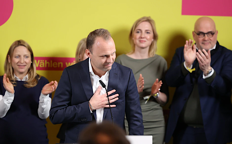 FDP-Spitzenkandidat Sebastian Czaja (2.v.l.) steht auf der Bühne der FDP-Wahlparty.