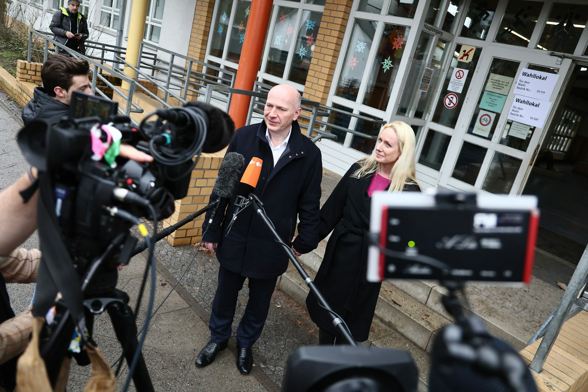 Am Wahlsonntag: CDU-Spitzenkandidat Kai Wegner mit seiner Frau Kathleen
