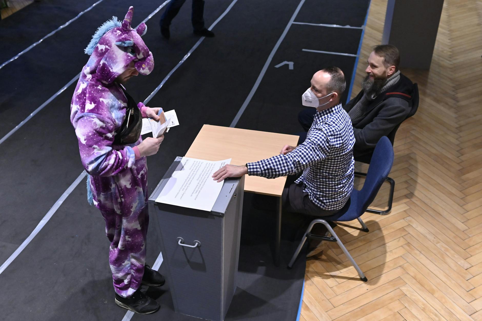 Ein Wähler in einem Einhorn-Onesie während der Stimmabgabe im Wahllokal 505 in Friedrichshain.
