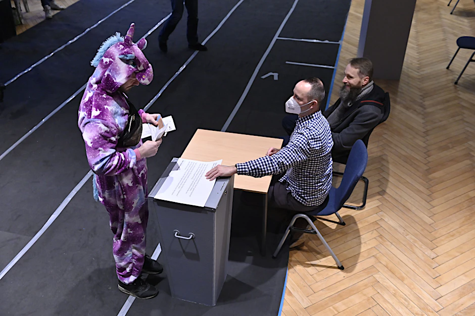Ein Wähler in einem Einhorn-Onesie während der Stimmabgabe im Wahllokal 505 in Friedrichshain.