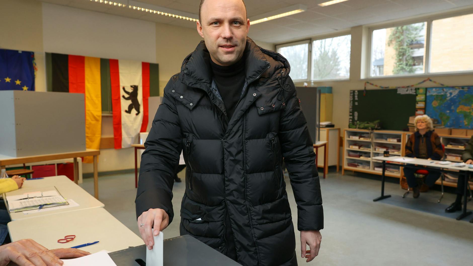 Der FDP-Spitzenkandidat hat am Mittag sein Wahllokal besucht.