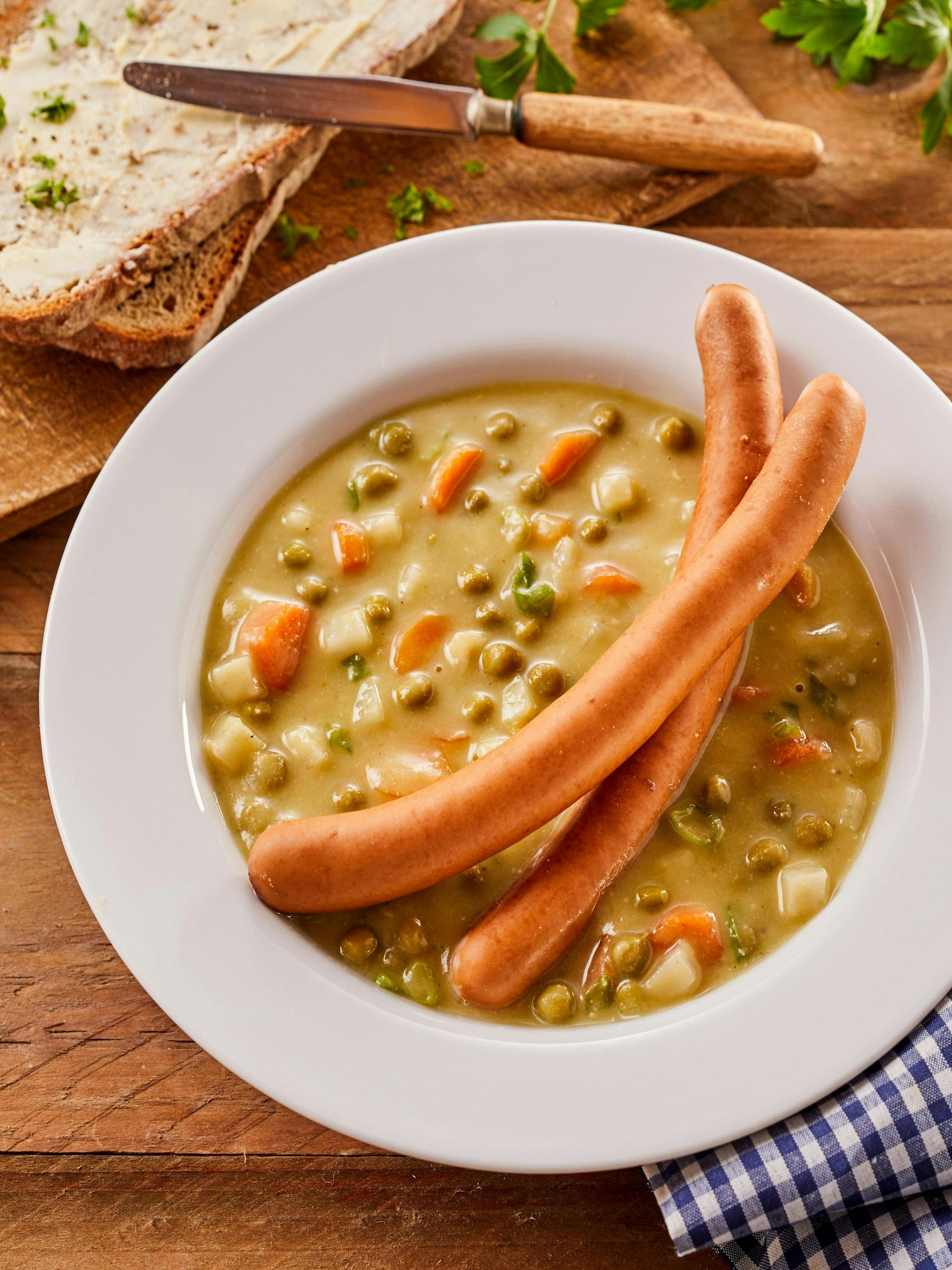 Wer mag, kann die Würstchen auch im Ganzen in der Erbsensuppe heiß werden lassen. Und: Das Rezept für Erbsensuppe schmeckt sogar ohne Würstchen!