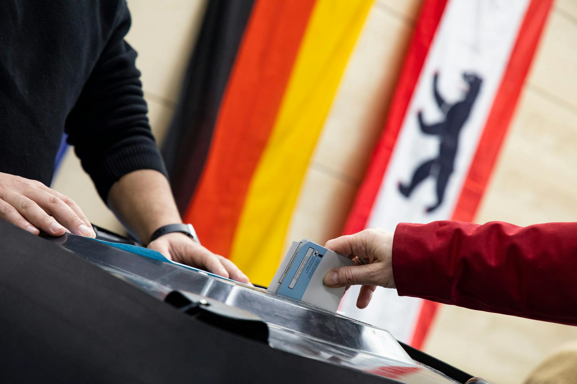 Wiederholungswahl in Berlin: Eine Frau wirft ihren Stimmzettel in die Wahlurne.