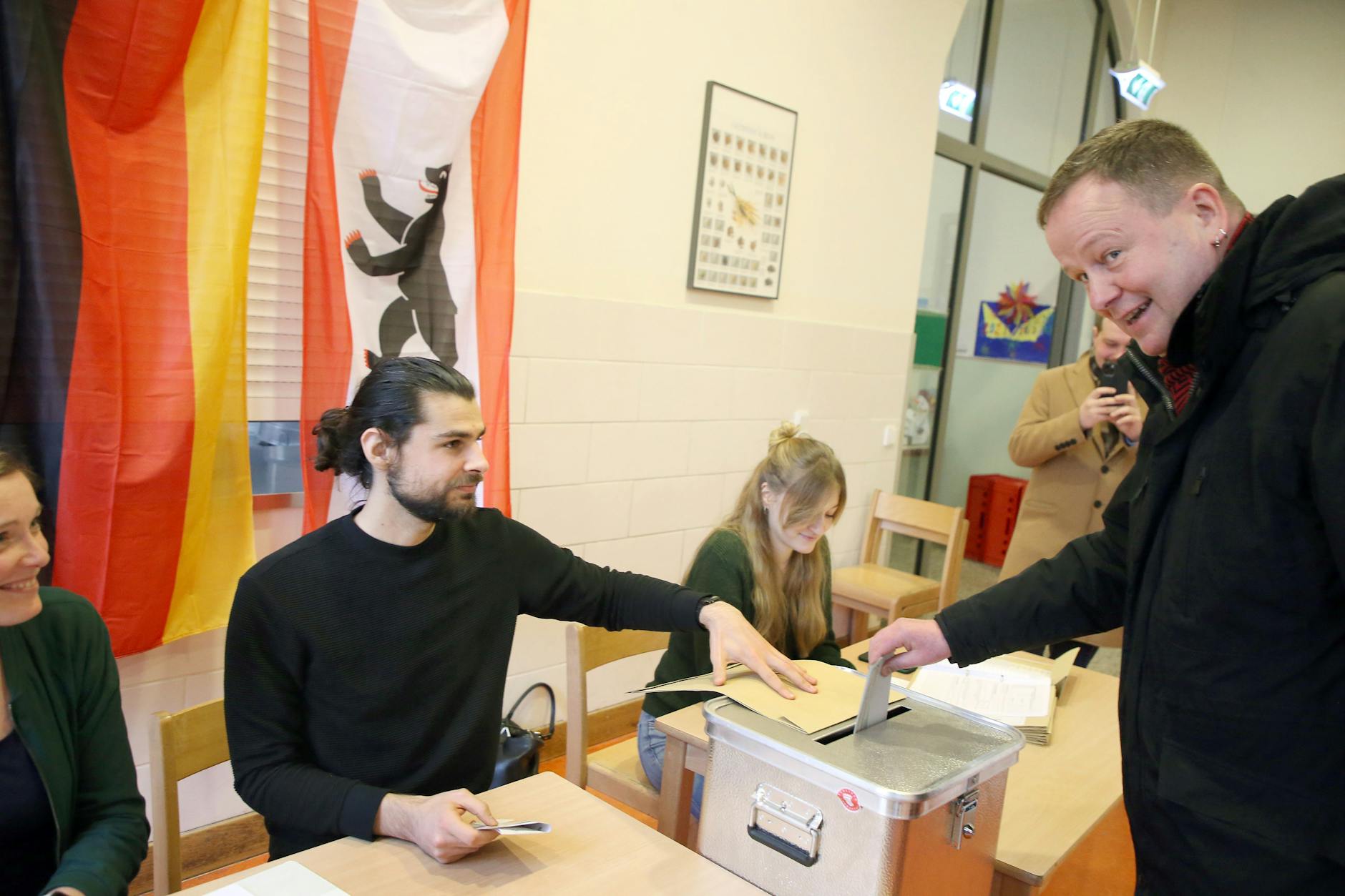 Klaus Lederer (Linke), Kultursenator und Spitzenkandidat der Linken, gibt seine Stimme für die Wahl zum Berliner Abgeordnetenhaus in der Thomas-Mann-Grundschule ab. 