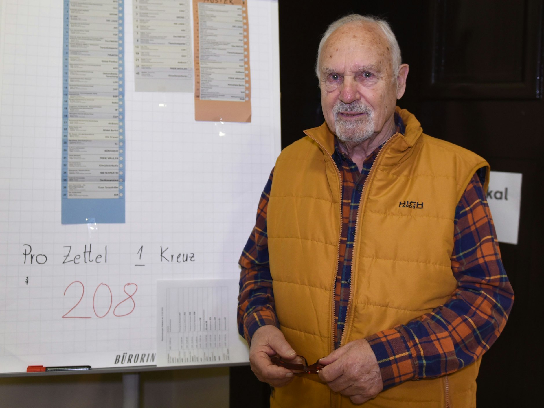 Manfred Steinert gibt gerne Auskunft: „Pro Stimmzettel nur ein Kreuz!“