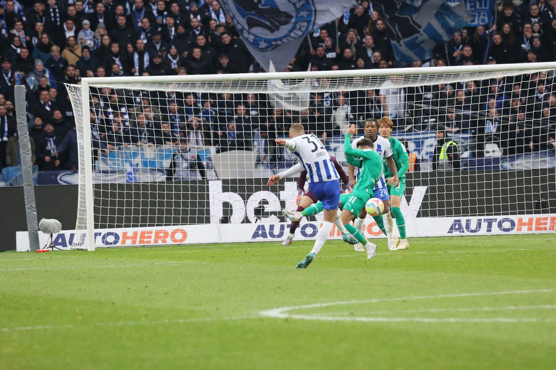 Marton Dardai erzielte ein Traumtor, hämmerte den Ball aus rund 22 Metern zum 2:1 für Hertha BSC gegen Borussia Mönchengladbach ins Tor.