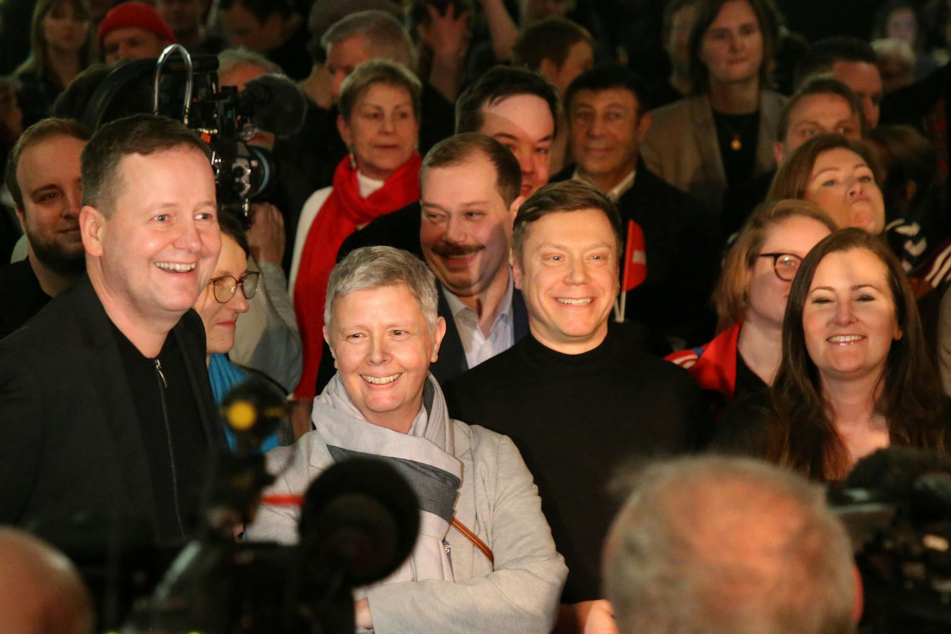 Berlin: Linke-Spitzenkandidat Klaus Lederer (v.l.), Landeschefin Katina Schubert und die Bundesvorsitzenden Martin Schirdewan und Janine Wissler auf der Linke-Wahlparty.