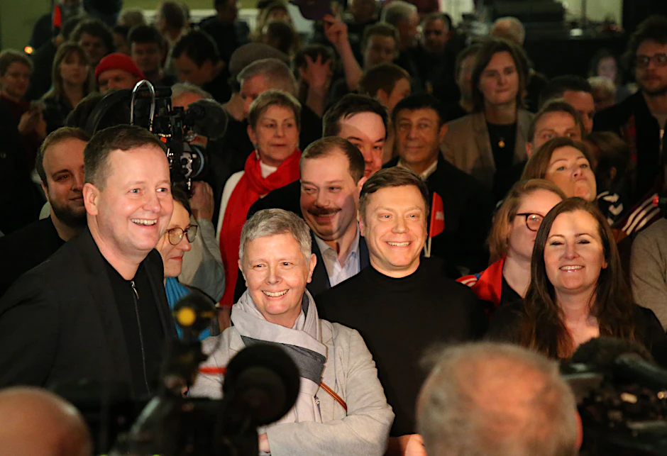 Berlin: Linke-Spitzenkandidat Klaus Lederer (v.l.), Landeschefin Katina Schubert und die Bundesvorsitzenden Martin Schirdewan und Janine Wissler auf der Linke-Wahlparty.