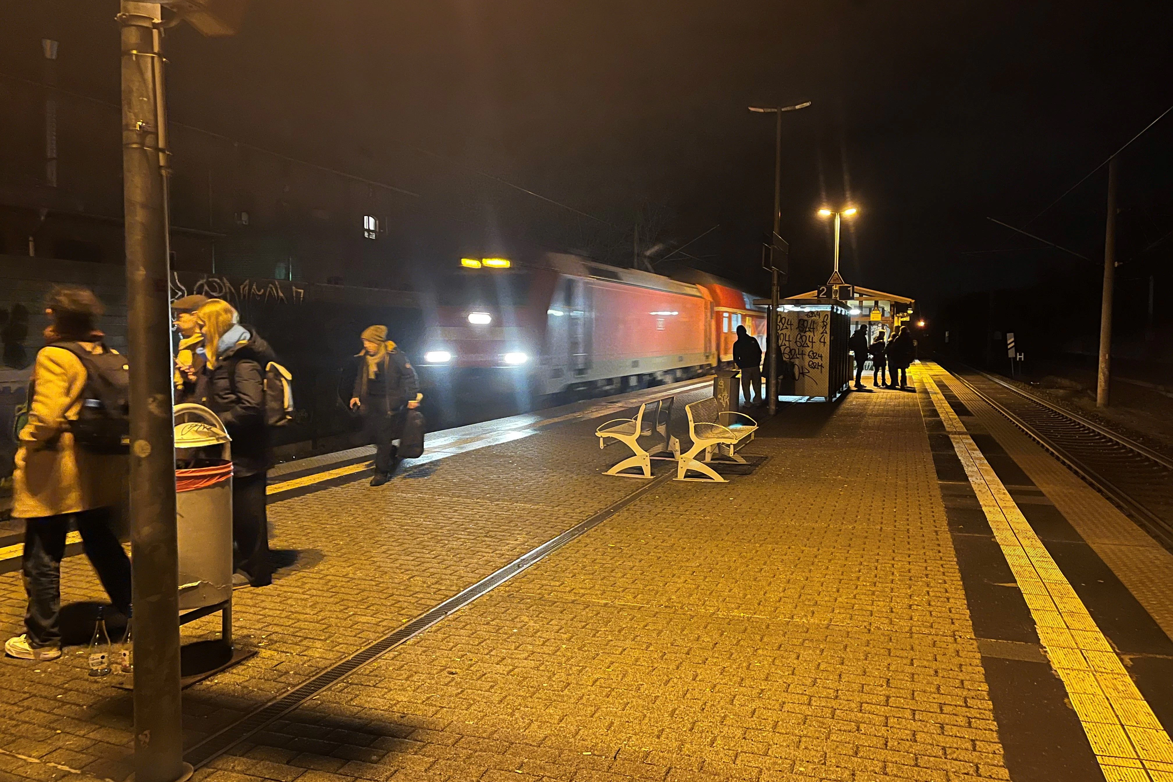 Der Bahnhof Dallgow-Döberitz im Landkreis Havelland ist eine von vielen Stationen in Brandenburg, die täglich bis in den späten Abend hinein mit Berlin verbunden sind. Auch Umland-Pendler müssen ab April mehr zahlen.