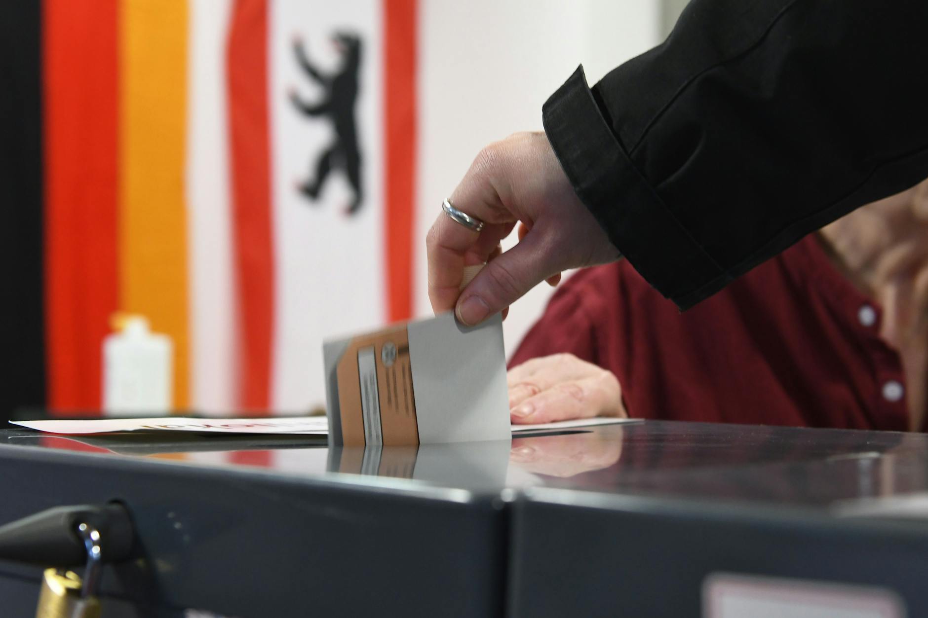 Berlin wählt - auch bei der Wiederholung der Stimmenabgabe kam es bereits zu kleinen Pannen.