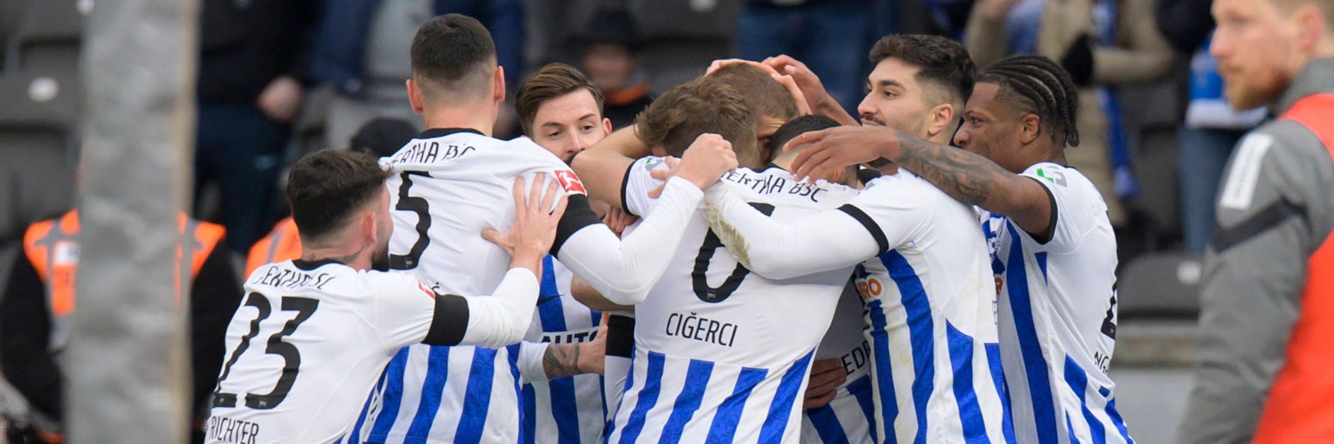Fußball kann so viel Spaß machen: Die Profis von Hertha BSC feiern den ersten Sieg 2023, gewinnen 4:1 gegen Mönchengladbach.