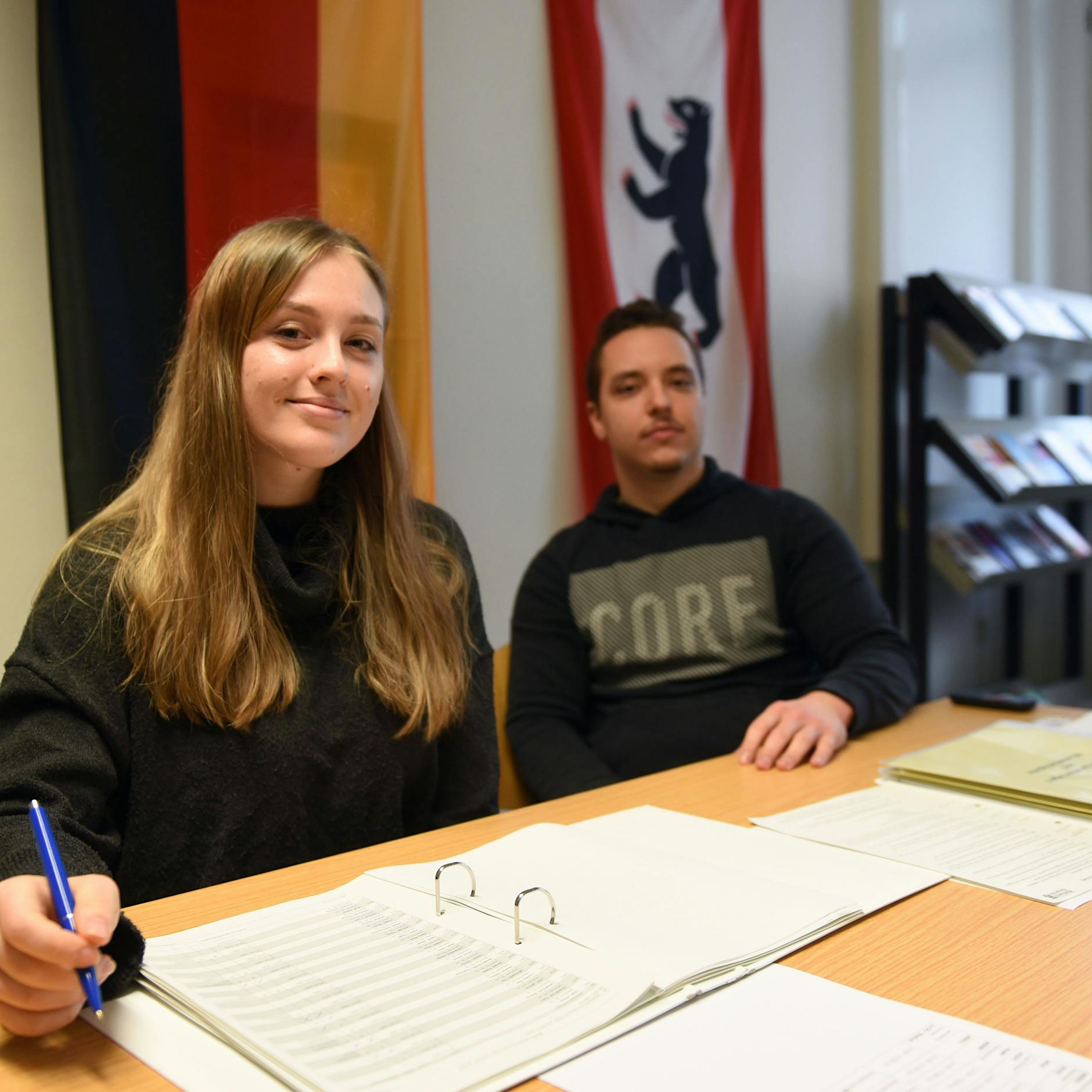 Berlin-Neukölln, alles läuft bei der Wahl. Sogar in trauter Zweisamkeit