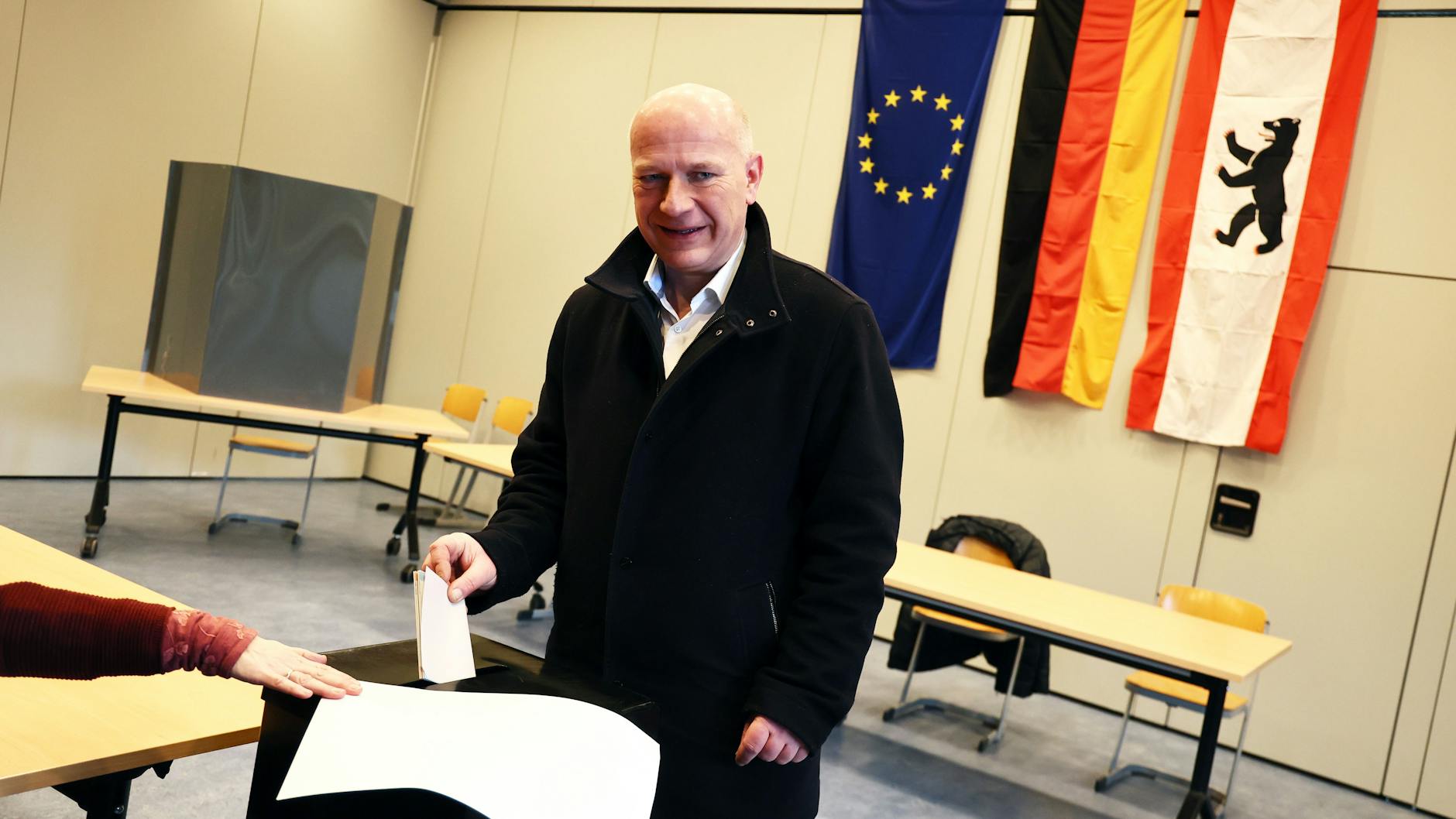 Der CDU-Spitzenkandidat Kai Wegner hat am Vormittag seine Stimme abgegeben.