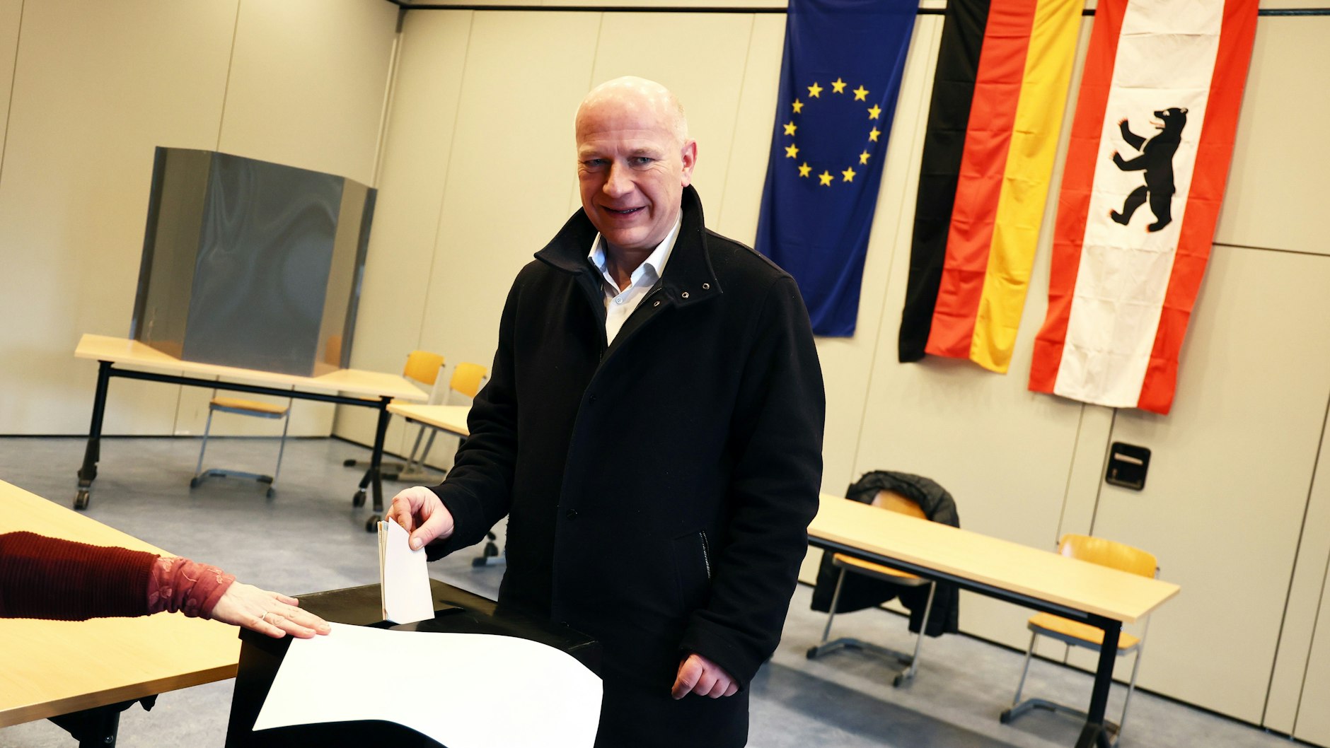 Der CDU-Spitzenkandidat Kai Wegner hat am Vormittag seine Stimme abgegeben.