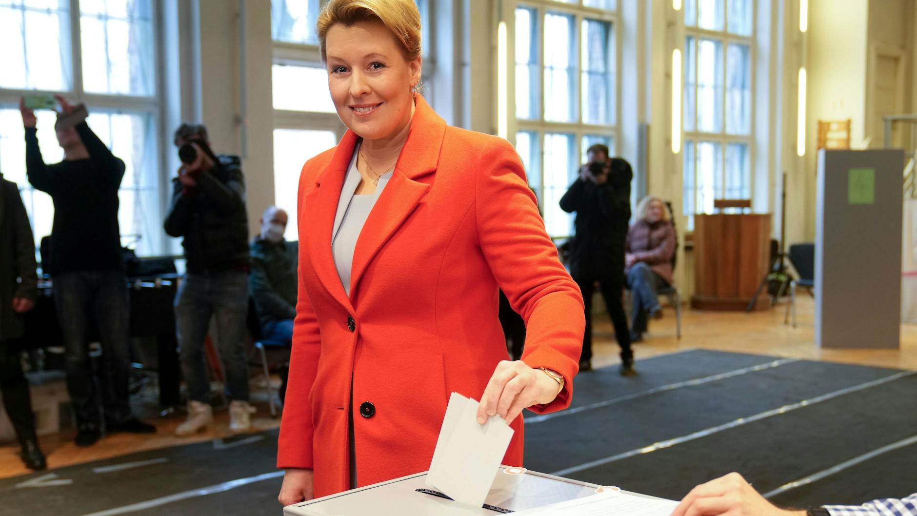 Die Regierende Bürgermeisterin Franziska Giffey wirft ihren Stimmzettel in die Wahlurne.