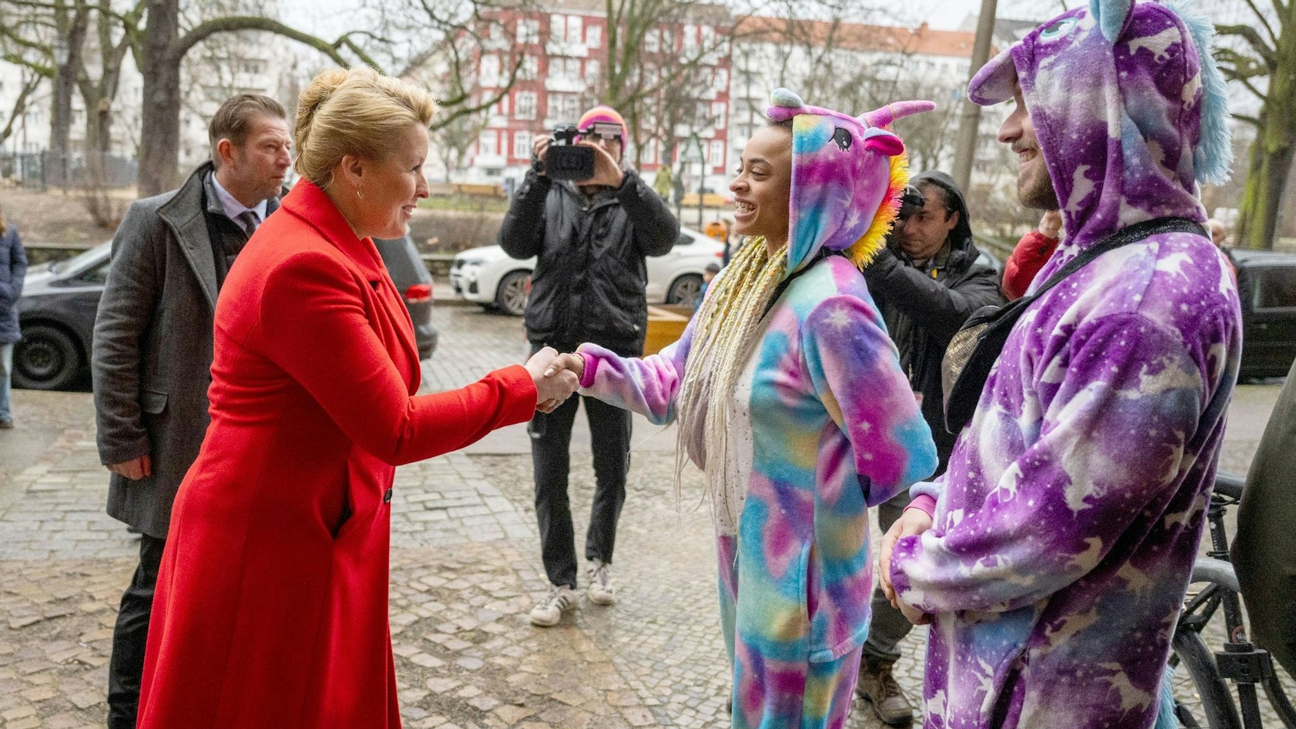 Franziska Giffey (SPD), Regierende Bürgermeisterin von Berlin und Spitzenkandidatin der Berliner SPD, begrüßt vor ihrem Wahllokal in Friedrichshain zwei Wähler in Einhorn-Kostümen.&nbsp;&nbsp;