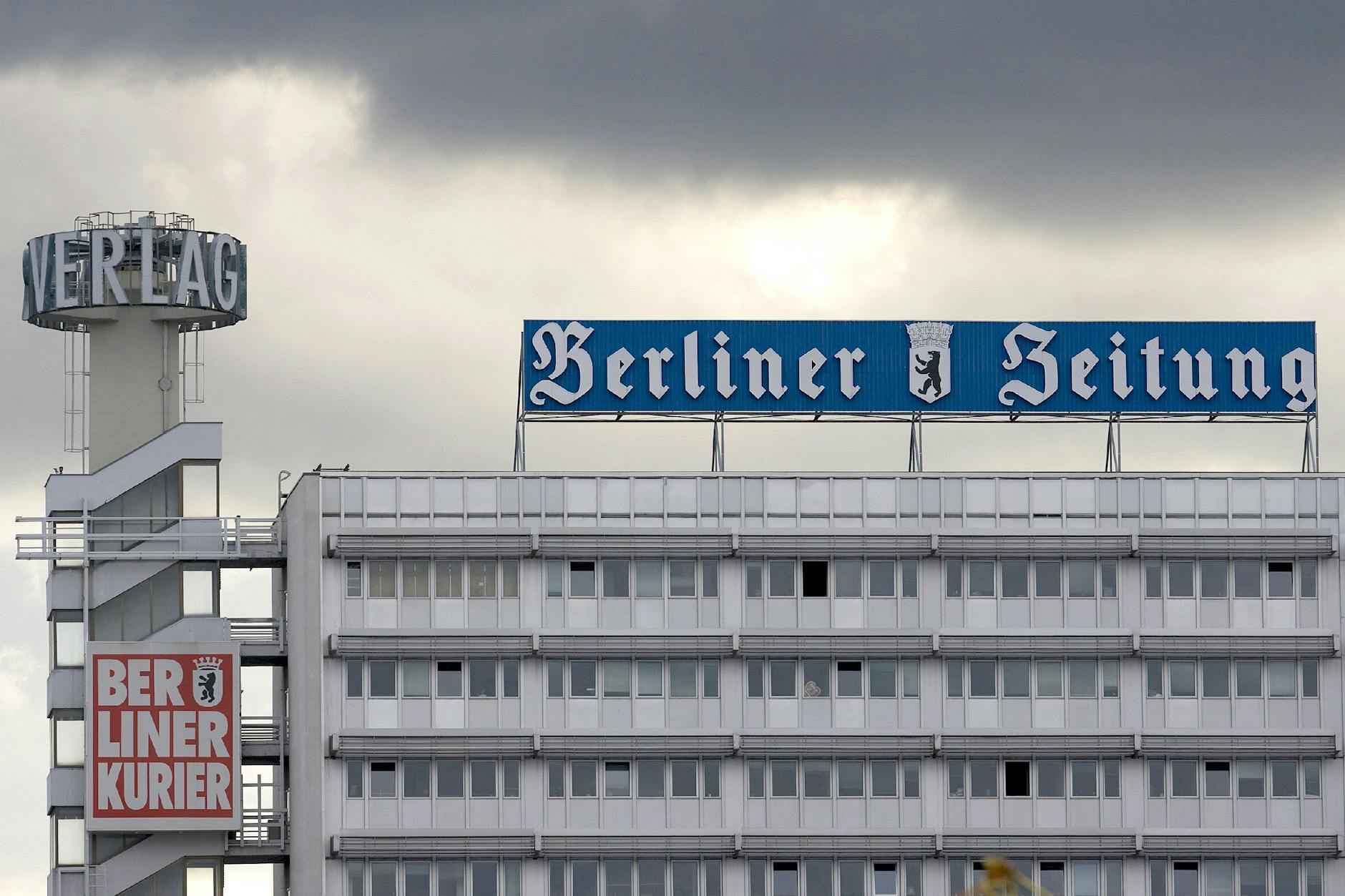 Das Verlagshaus der Berliner Zeitung im Jahr 2008: die DDR-Fassadengestaltung amputiert, aber mit starkem Zeitungsauftritt.