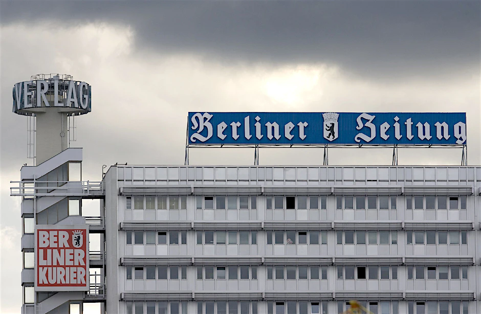 Das Verlagshaus der Berliner Zeitung im Jahr 2008: die DDR-Fassadengestaltung amputiert, aber mit starkem Zeitungsauftritt.