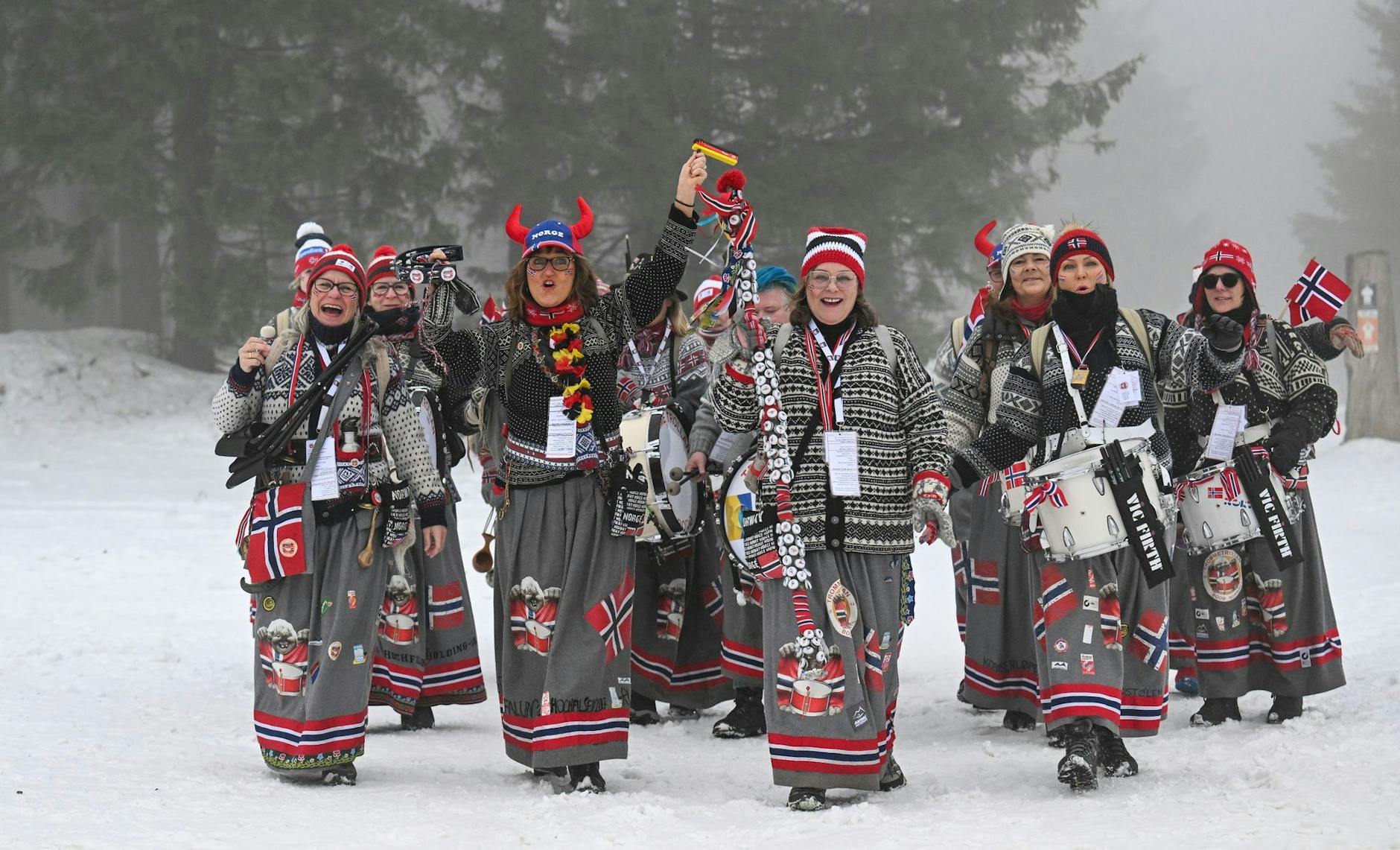 Die «Trommetrollan» aus Norwegen ziehen am Grenzadler in Oberhof zur Biathlon-Arena und sind dabei nicht zu überhören. Mit Trommeln und Rasseln unterstützen sie dann ihre Athleten im Stadion.