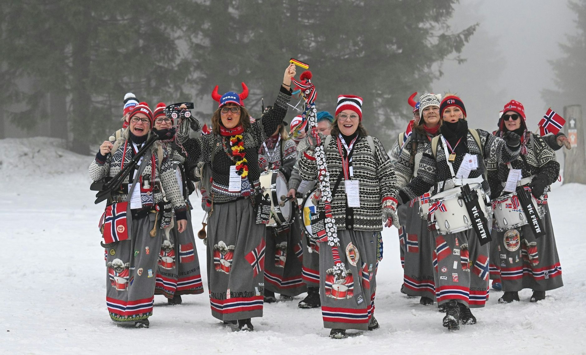 Die «Trommetrollan» aus Norwegen ziehen am Grenzadler in Oberhof zur Biathlon-Arena und sind dabei nicht zu überhören. Mit Trommeln und Rasseln unterstützen sie dann ihre Athleten im Stadion.  