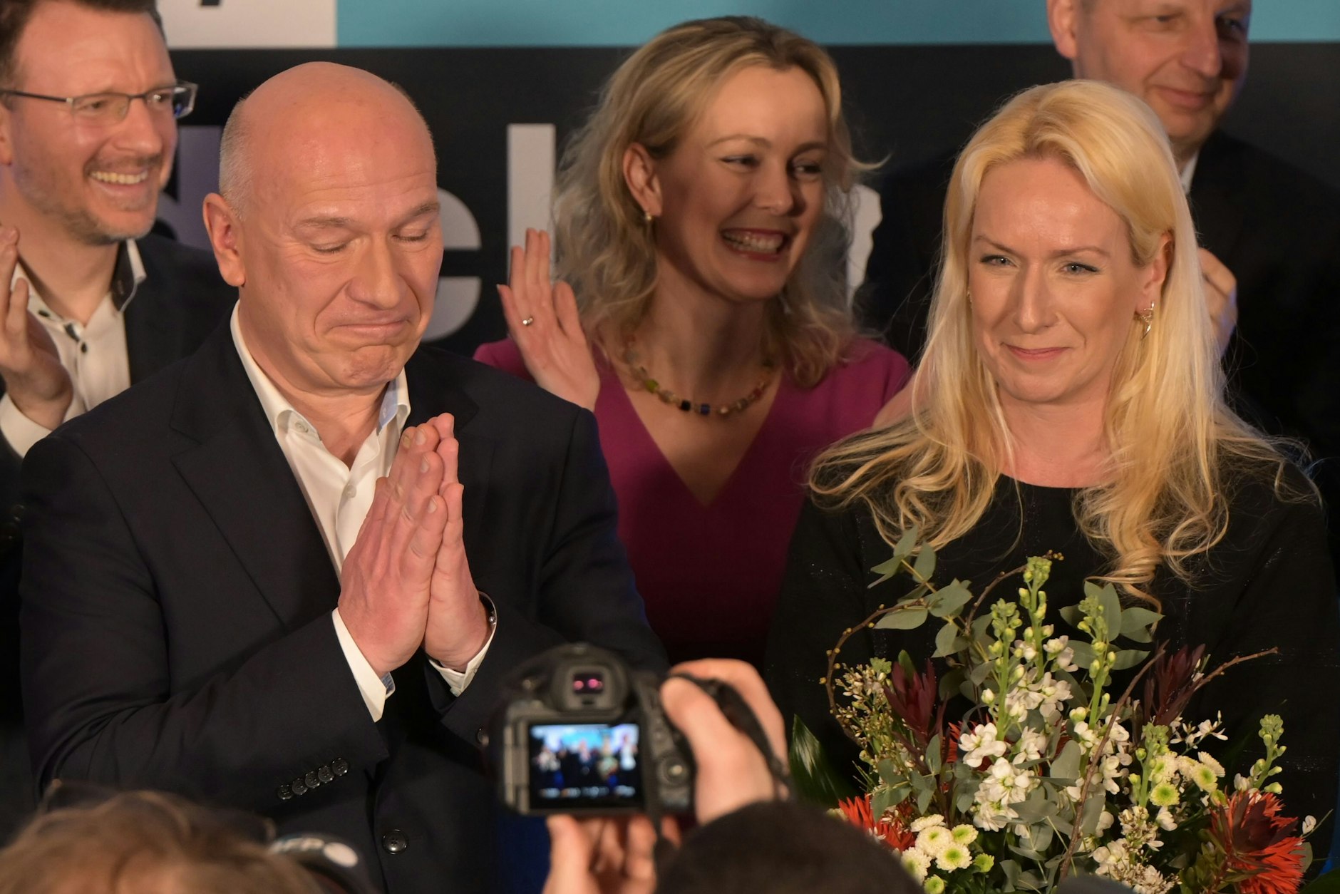 Kai Wegner in Dankes-Pose neben seiner Partnerin Kathleen Kantar bei der CDU-Wahlparty. 