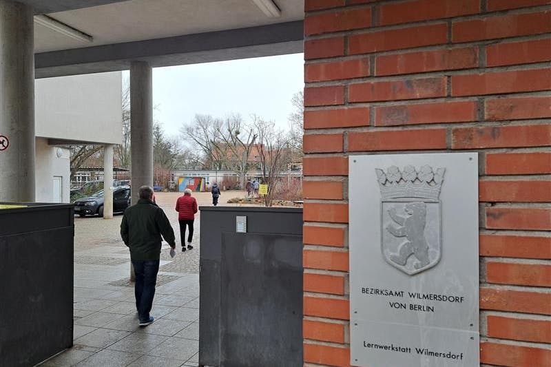 Nur vereinzelt sind Wähler am Wahllokal in Berlin-Wilmersdorf zu sehen.