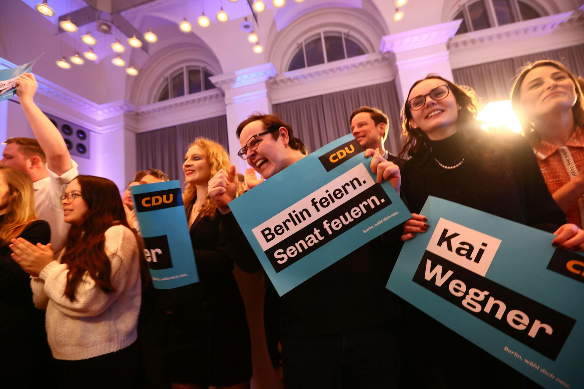 Die CDU jubelt über die ersten Hochrechnungen im Abgeordnetenhaus in Berlin am 12. Februar 2023.