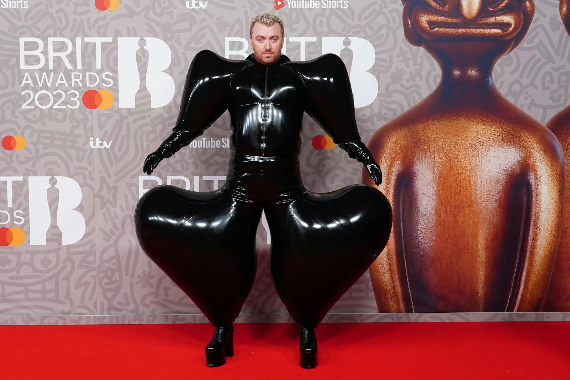 Noch ein Spionageballon? Sänger Sam Smith bei den Brit Awards