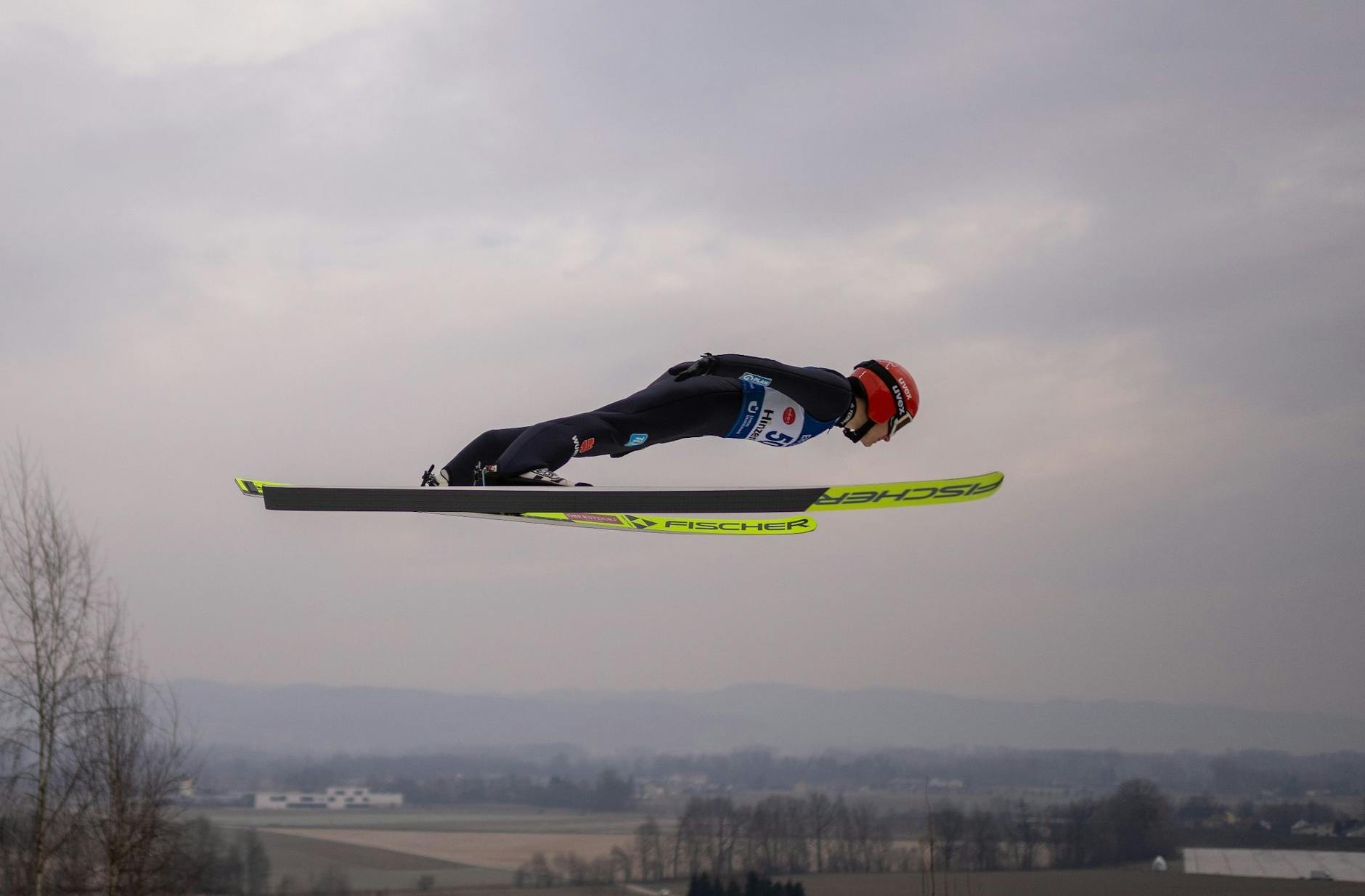 Ski nordisch/Skispringen in Hinzenbach: Katharina Althaus aus Deutschland fliegt durch die Luft.